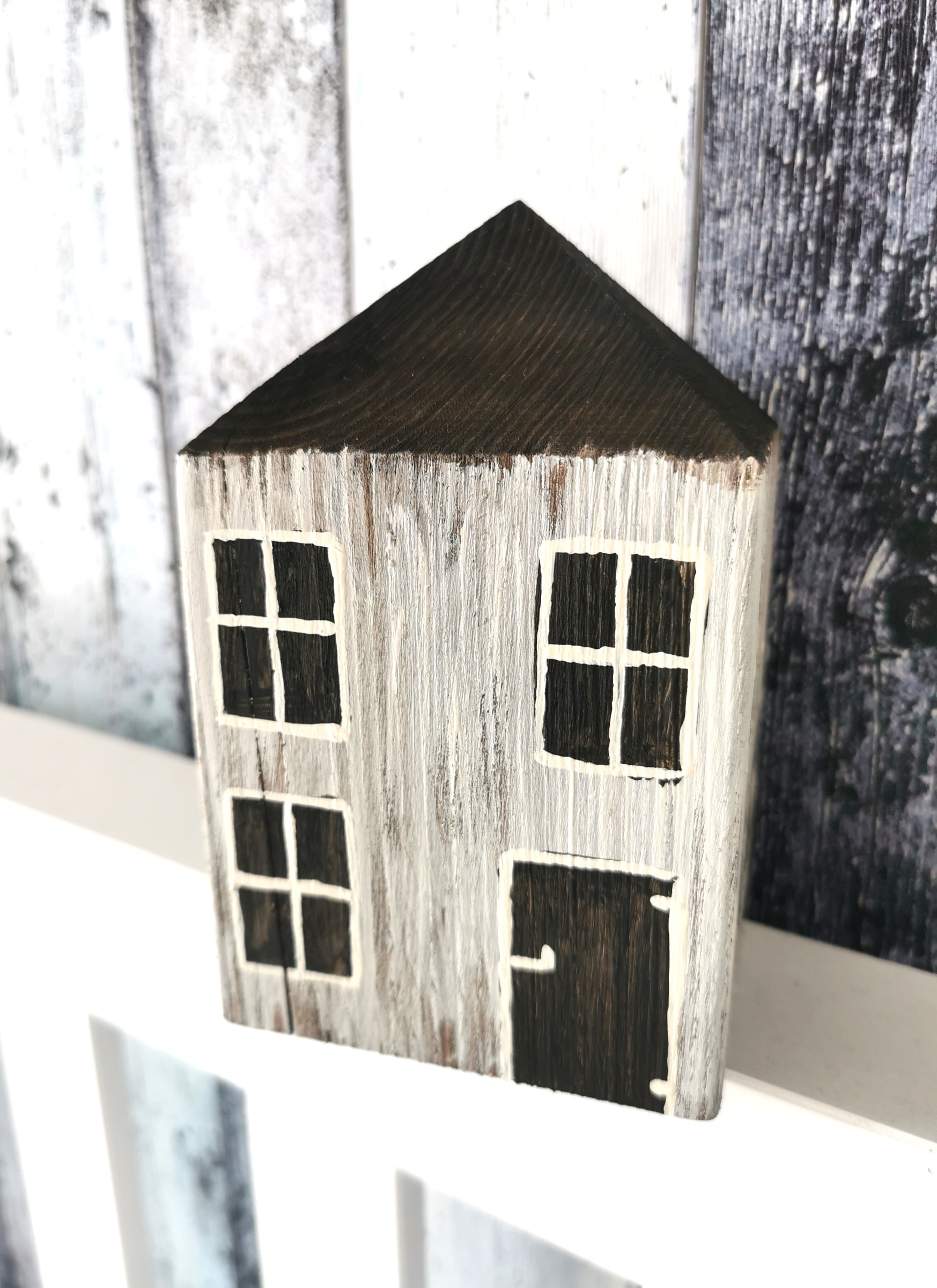 Velký dřevěný domeček se čtvercovou základnou (1ks)