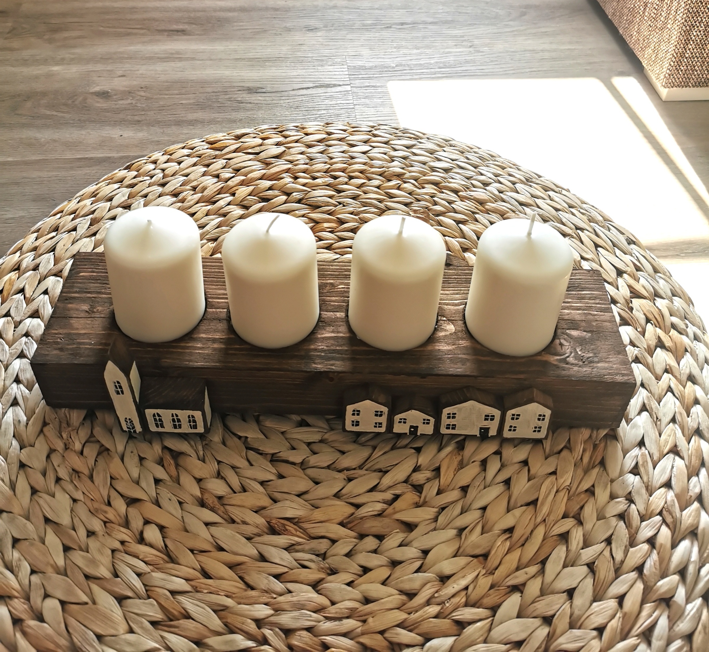 Velký dřevěný svícen s romantickými domečky