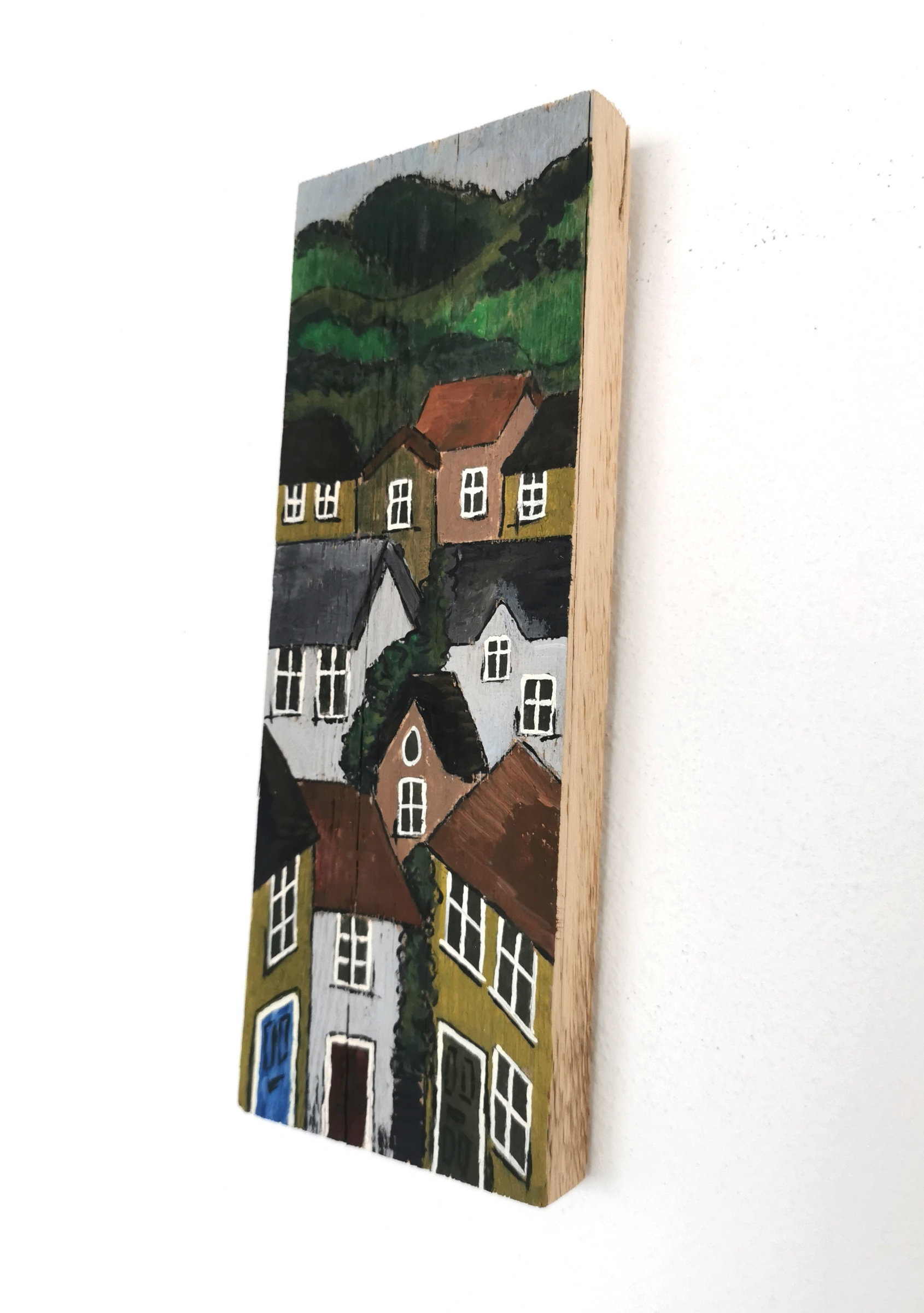 Malovaný dřevěný obraz s malebnou vesničkou