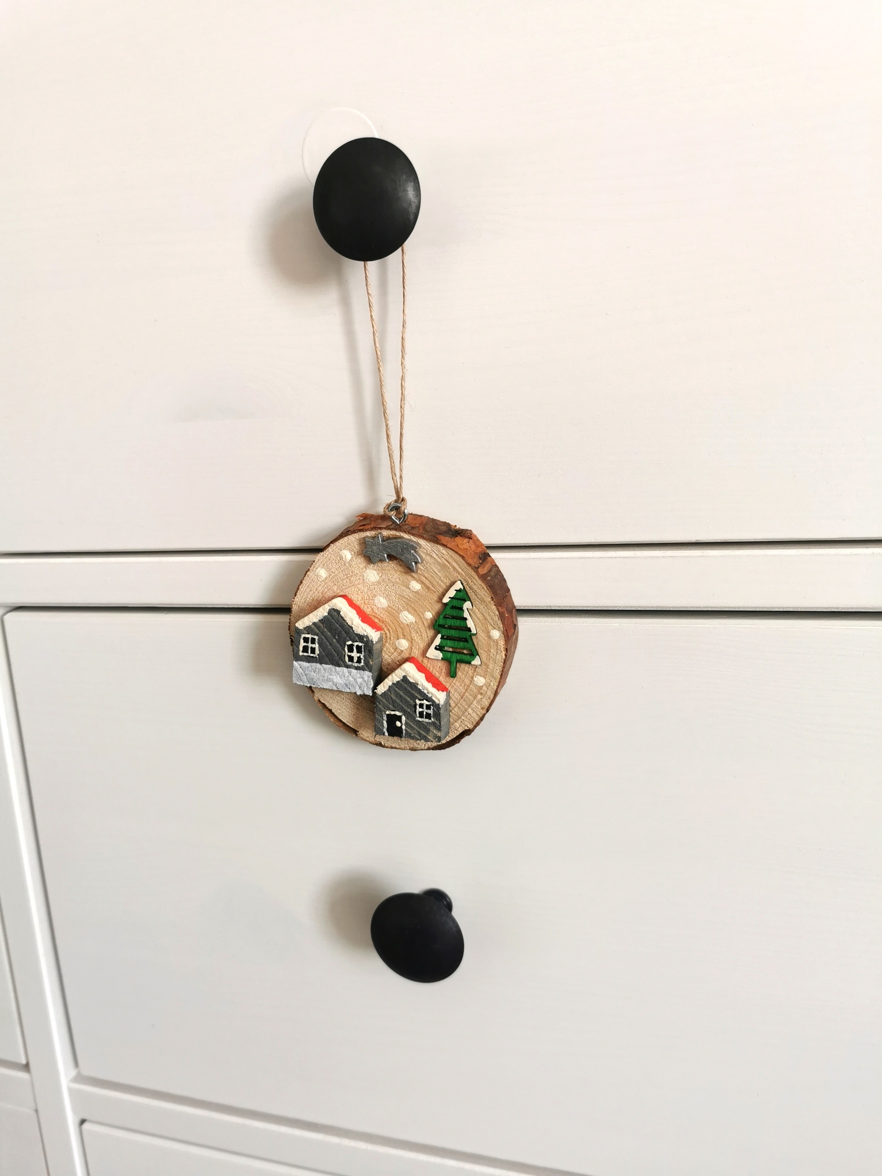 Dřevěná závěsná dekorace s romantickou zimní scenérií - ŠEDÁ