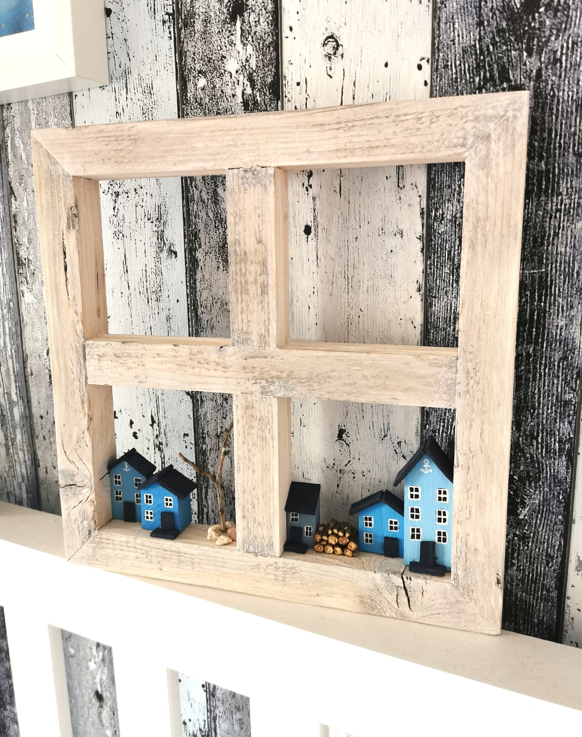 Obraz dřevěné okénko s modrými domečky