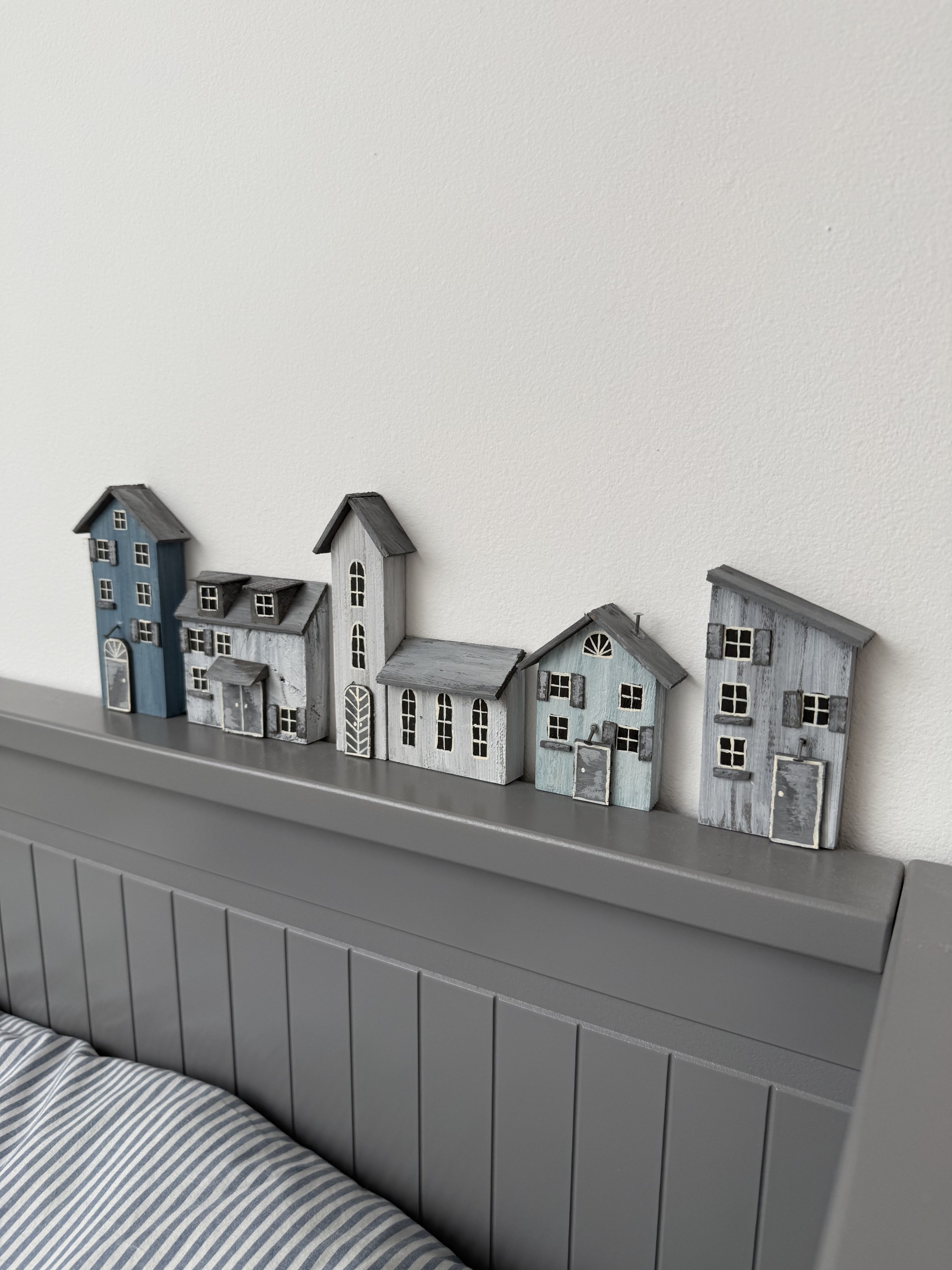 Dekorace na dveřní zárubeň s domečky