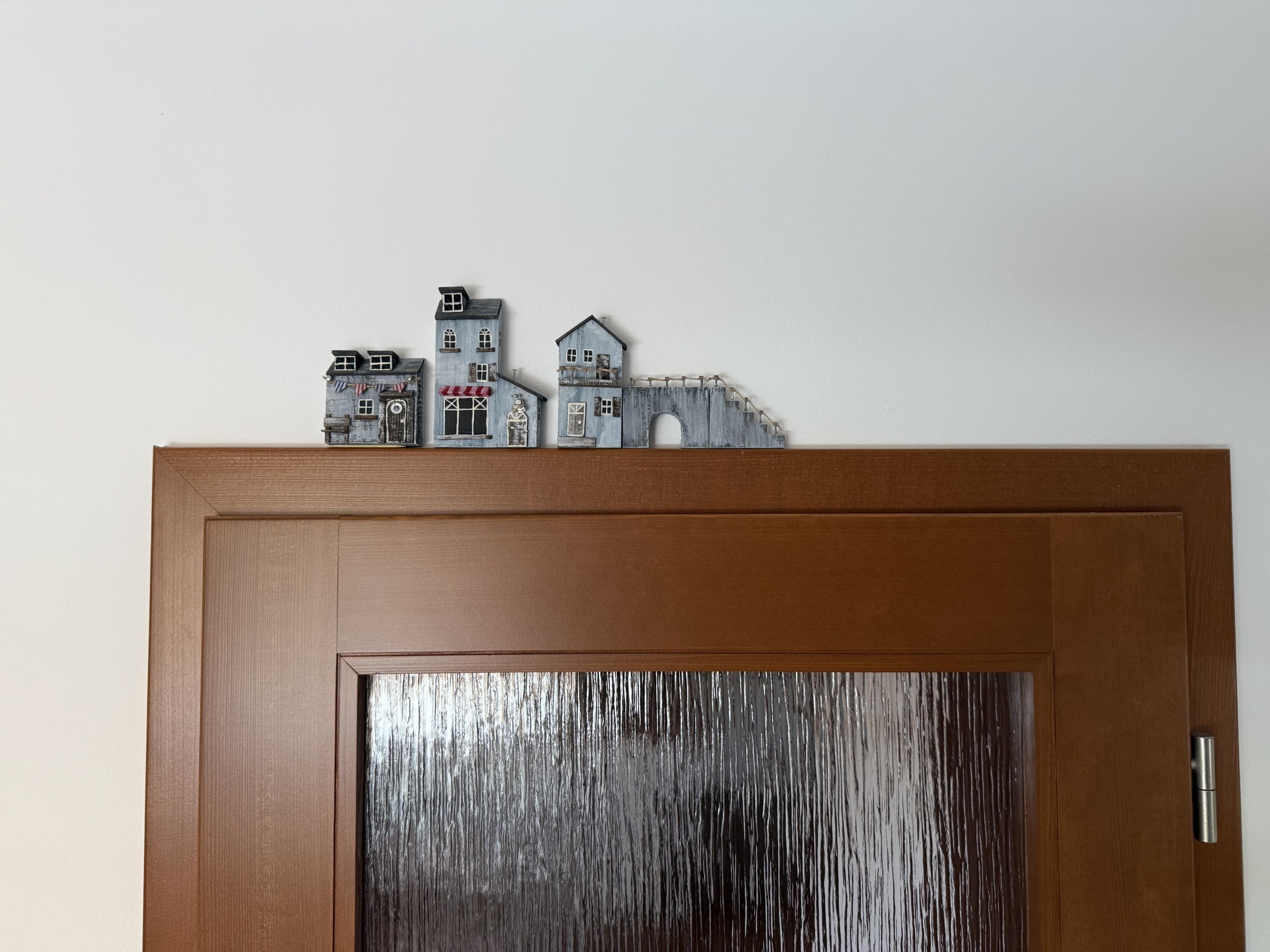 Dekorace na dveřní zárubeň – pokračování kouzelné uličky