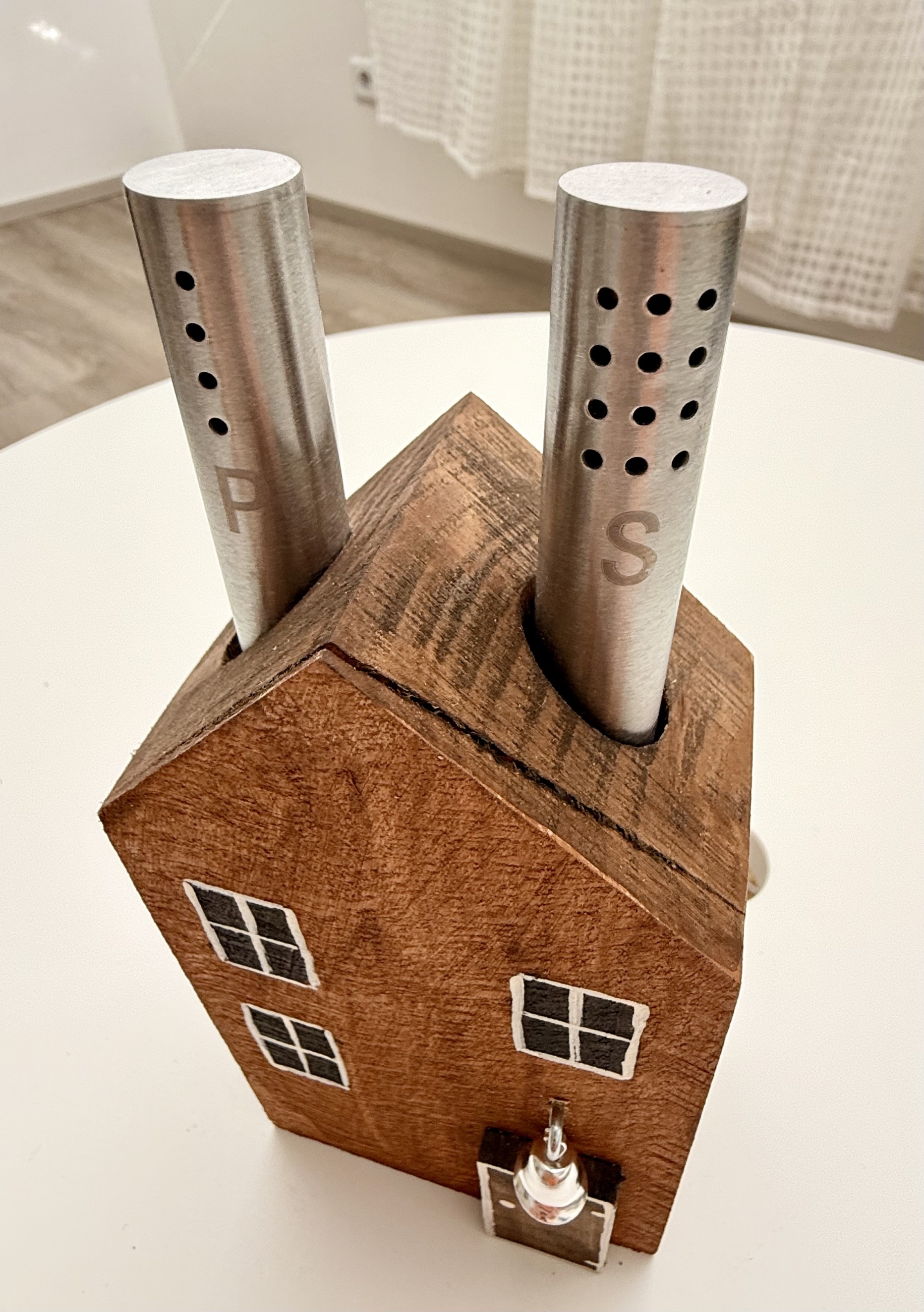 Hnědý domeček se solničkou a pepřenkou