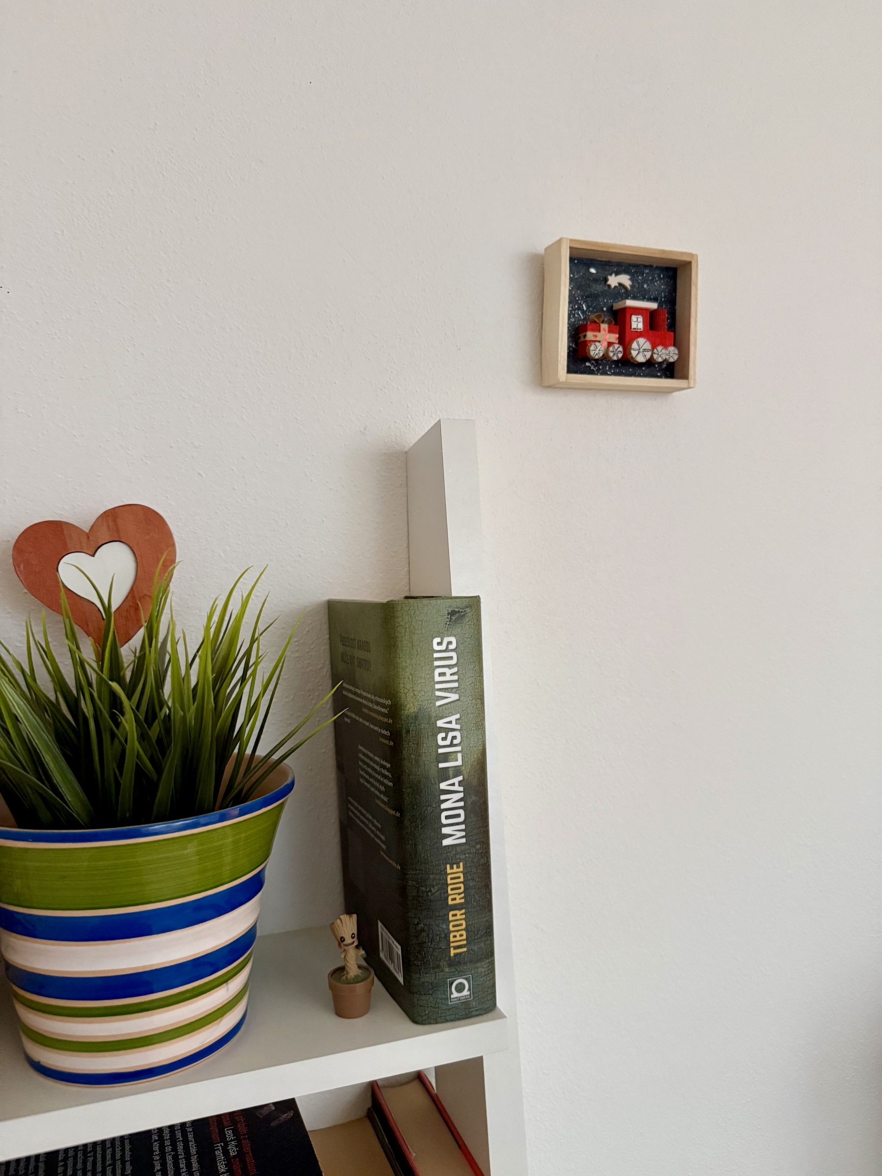 Dřevěný obrázek – vánoční vláček s dárkem