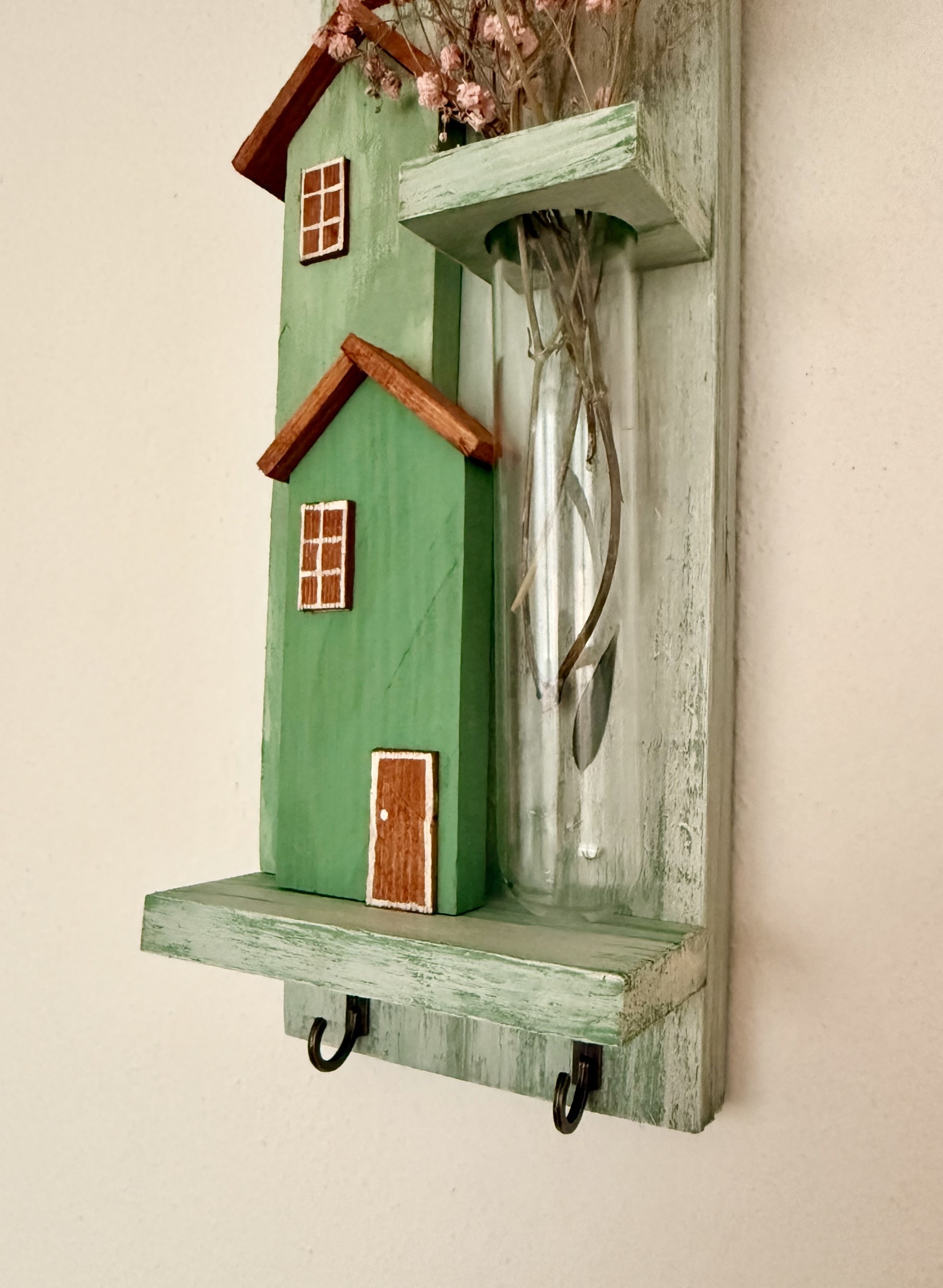 Závěsný domeček se skleněnou vázičkou a háčky