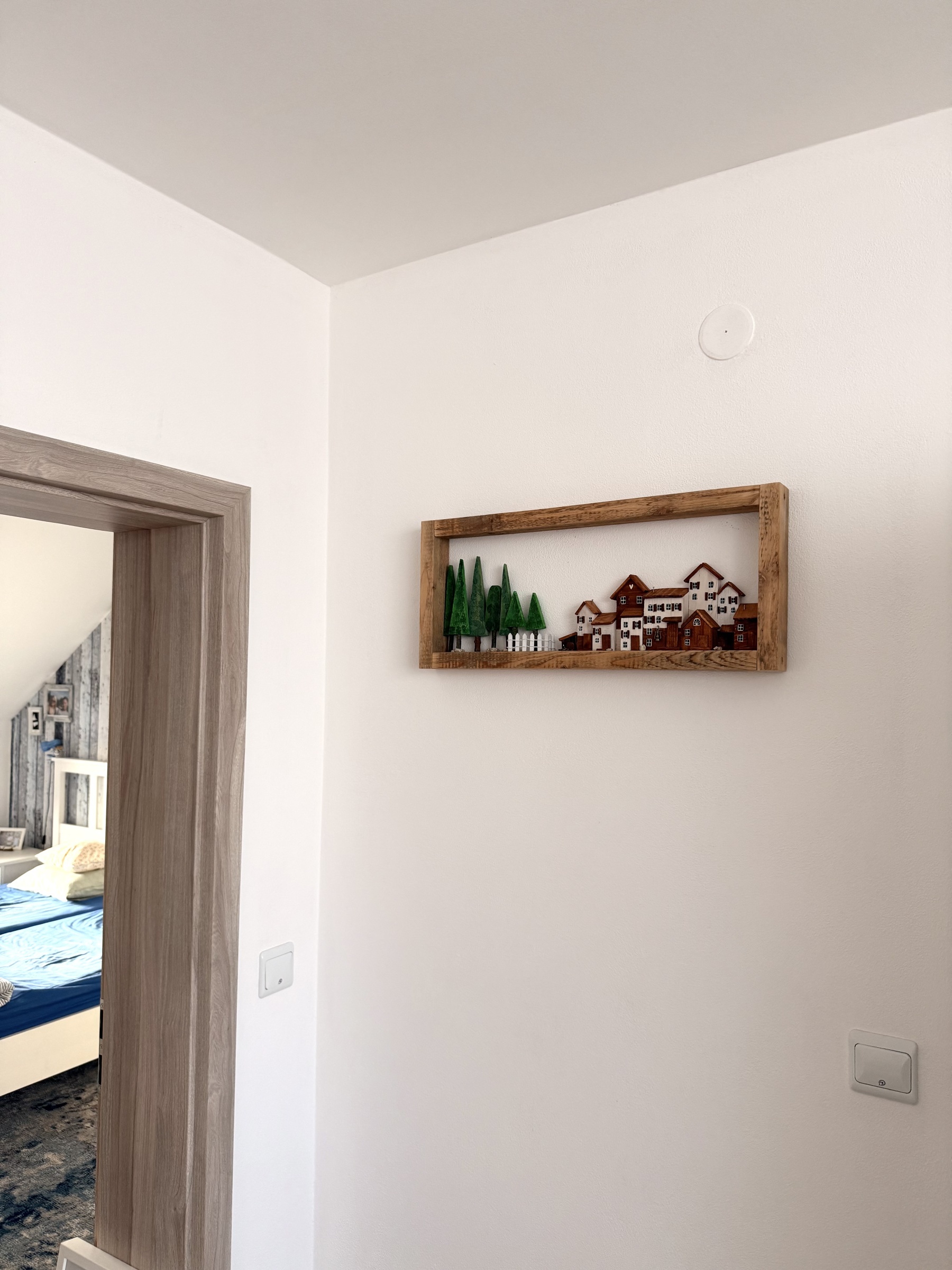 Alpské městečko u lesa – dřevěný obraz v rustikálním rámu