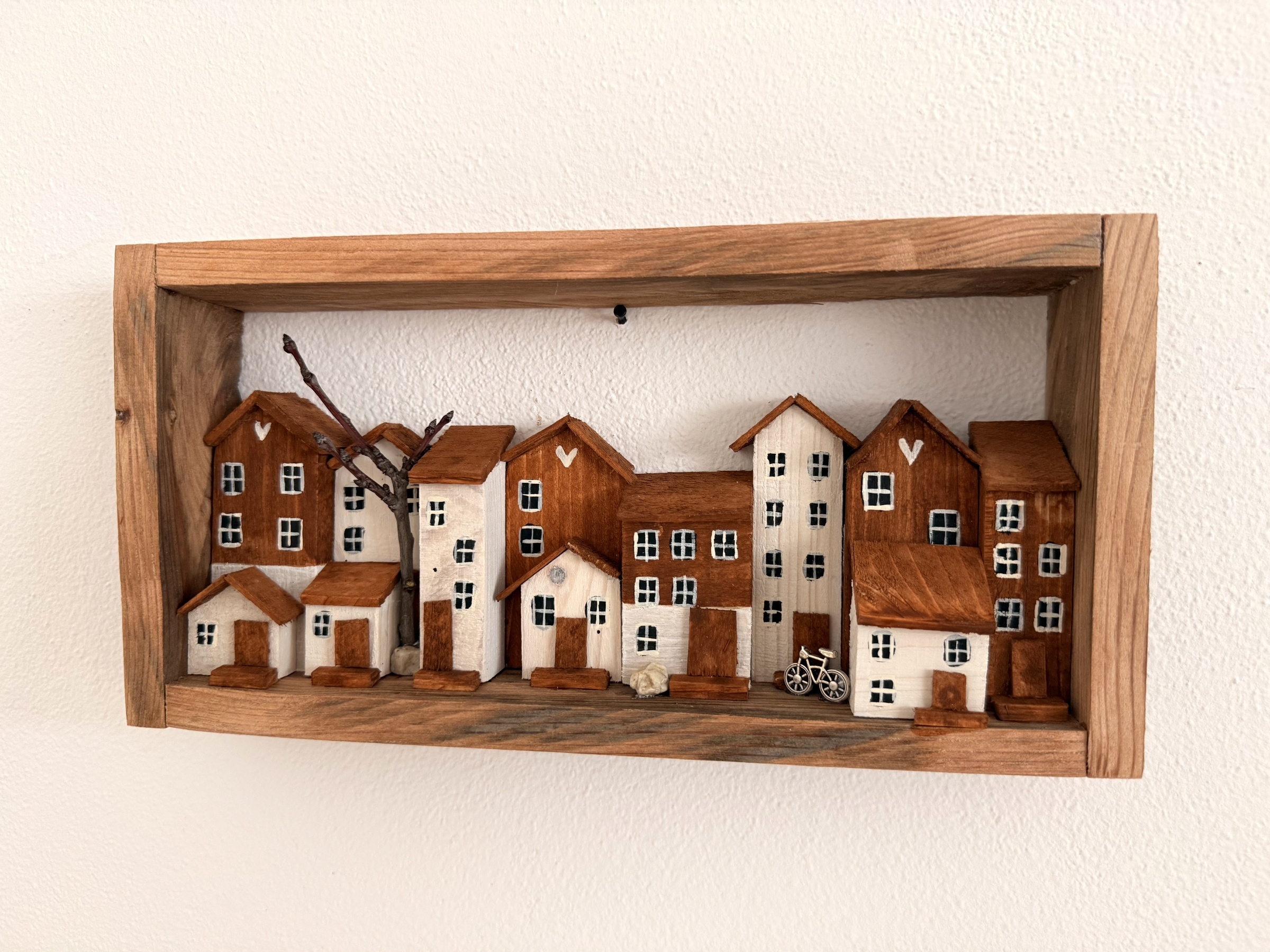 Alpské městečko – dřevěný obraz s domečky a kolem