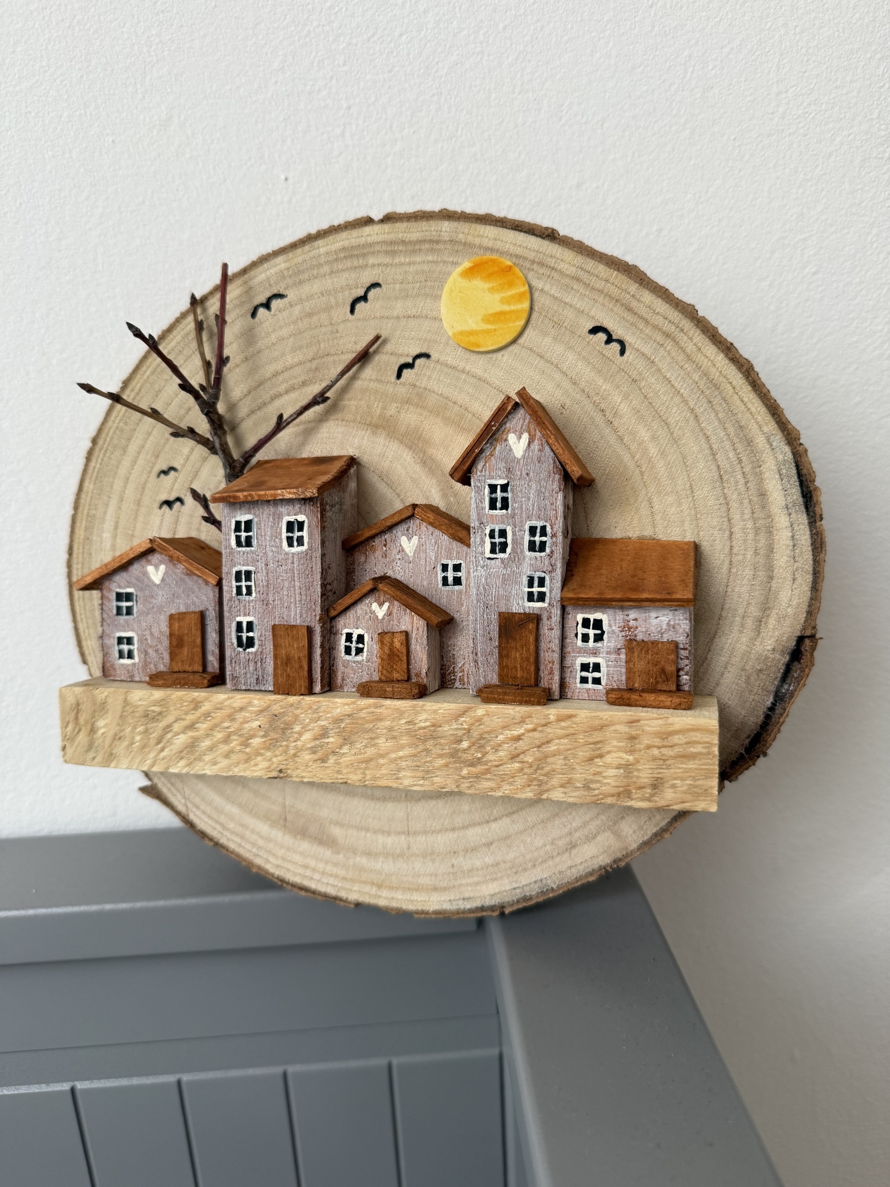 Alpské městečko – dřevěný obraz na kulatině se sluncem