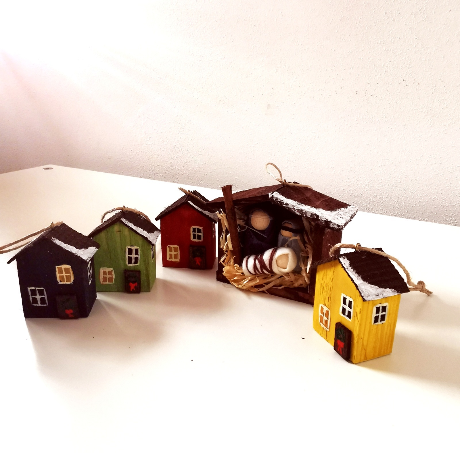 Dřevěné vánoční ozdoby s kostelíčkem