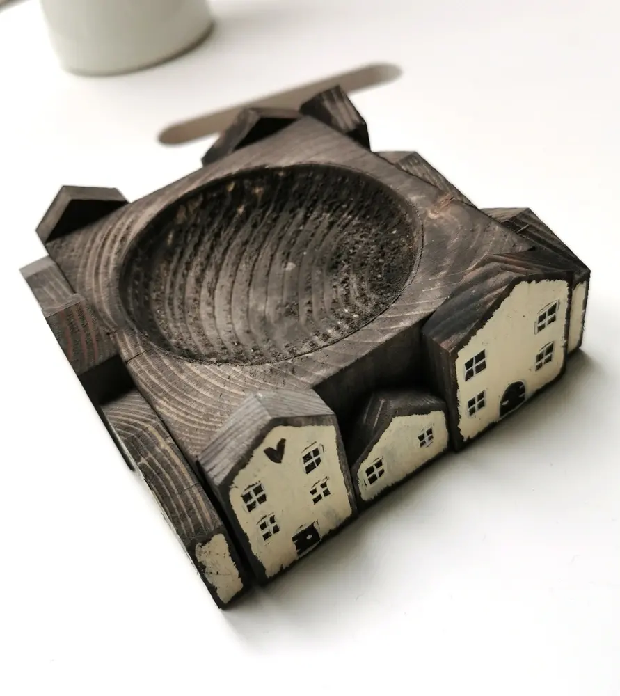 Dřevěná miska s domečky barevná