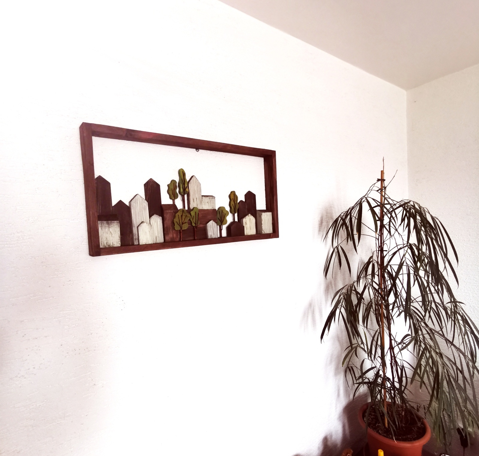 Dřevěný obraz se symbolickými domečky