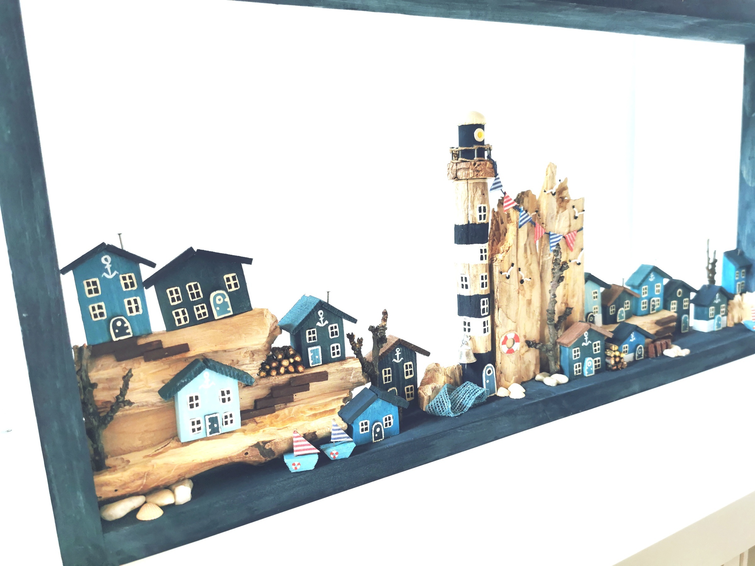 Dřevěný obraz s domečky a majákem