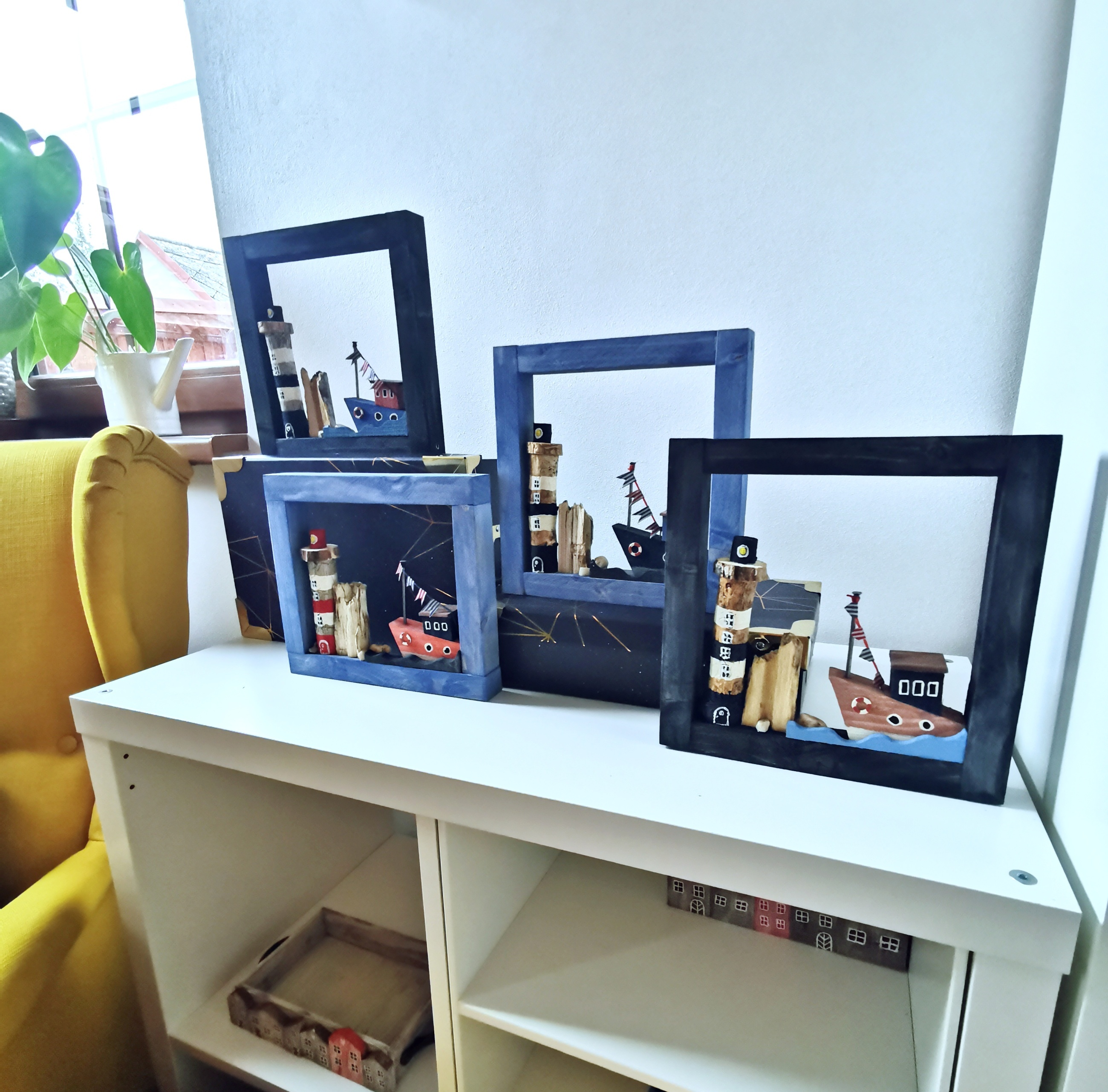 Dřevěný obrázek s majákem a lodí