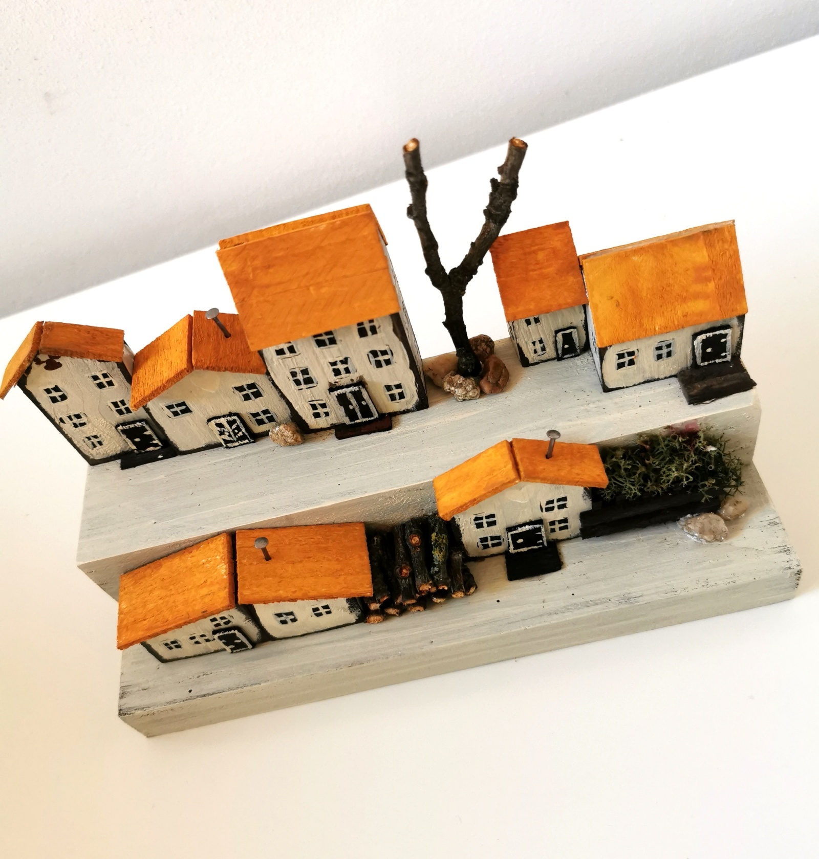 Dřevěná dekorace s malými domečky