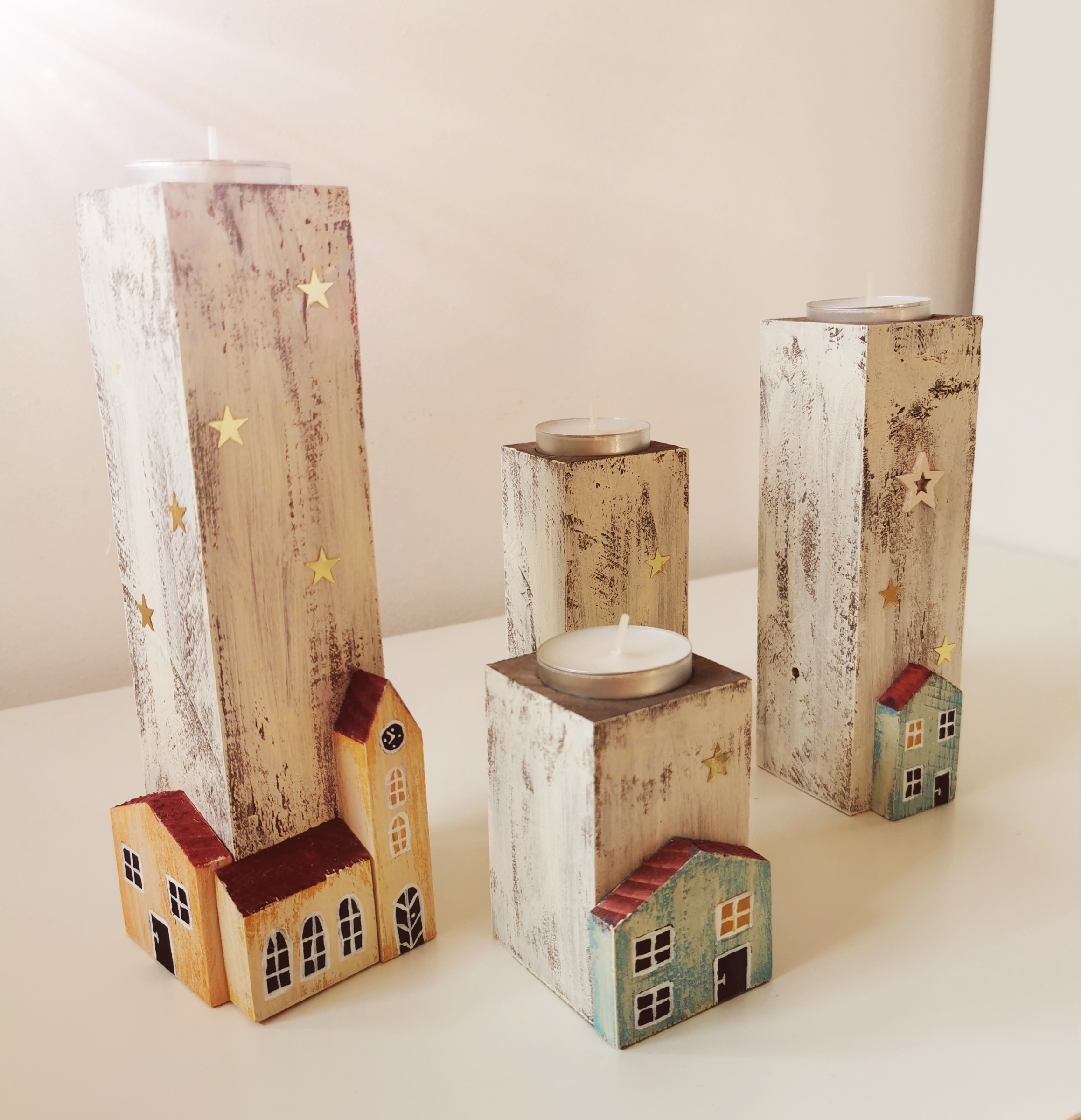 Dřevěný čtyřdílný svícen s dekoracemi s domečků (8-20cm)