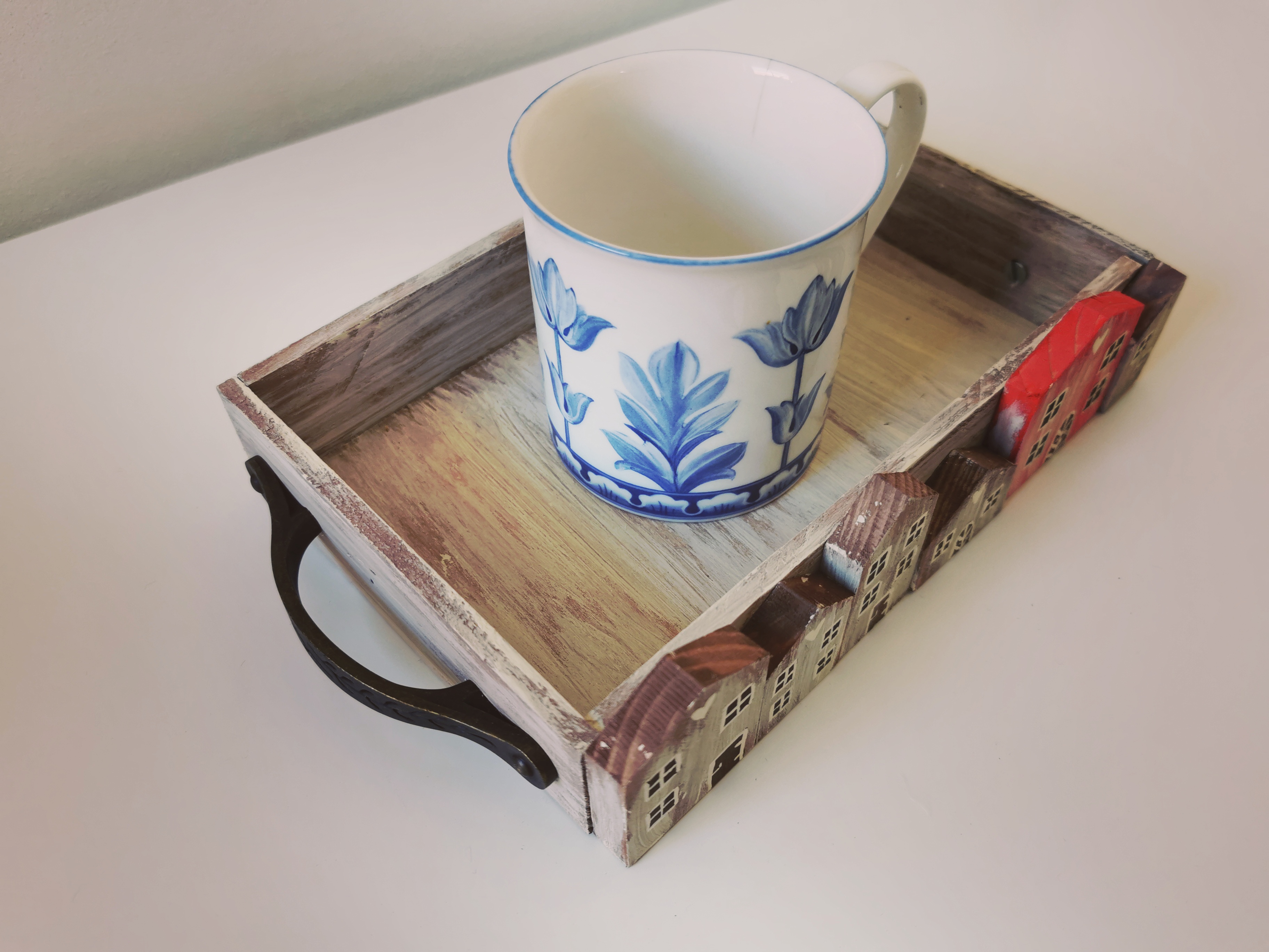 Dřevěný tácek s vintage kovovými madly