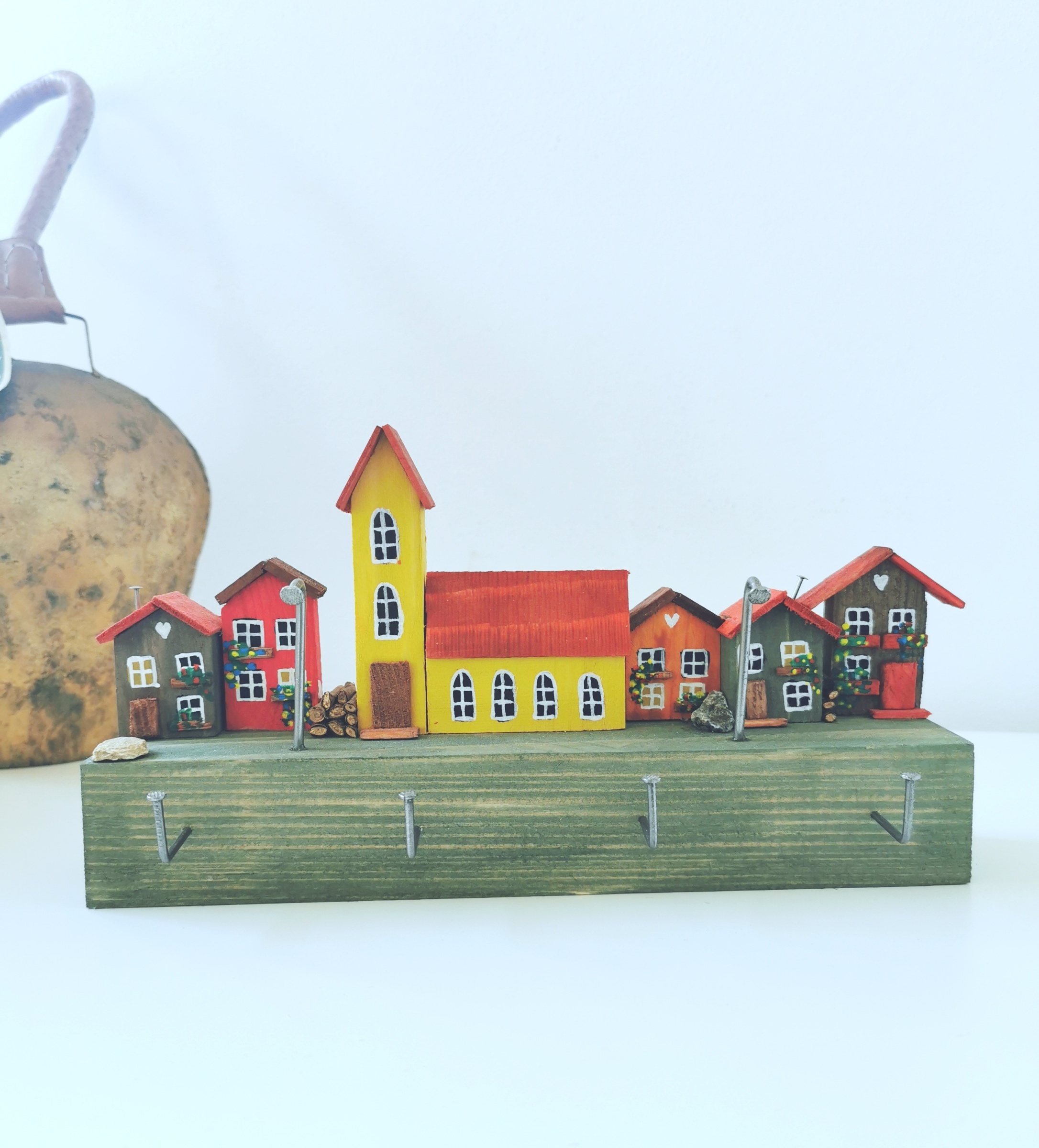 Věšák na klíče s domečky