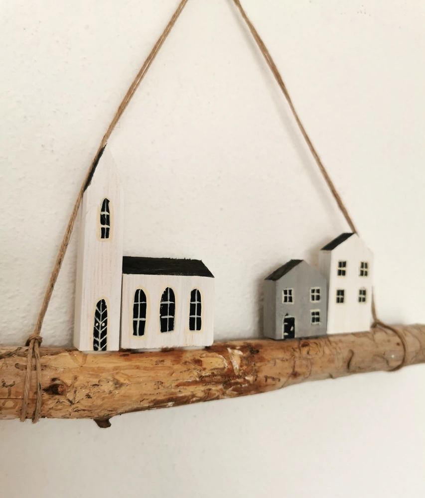 Závěsná dekorace z dubové větvičky s domečky - barevná