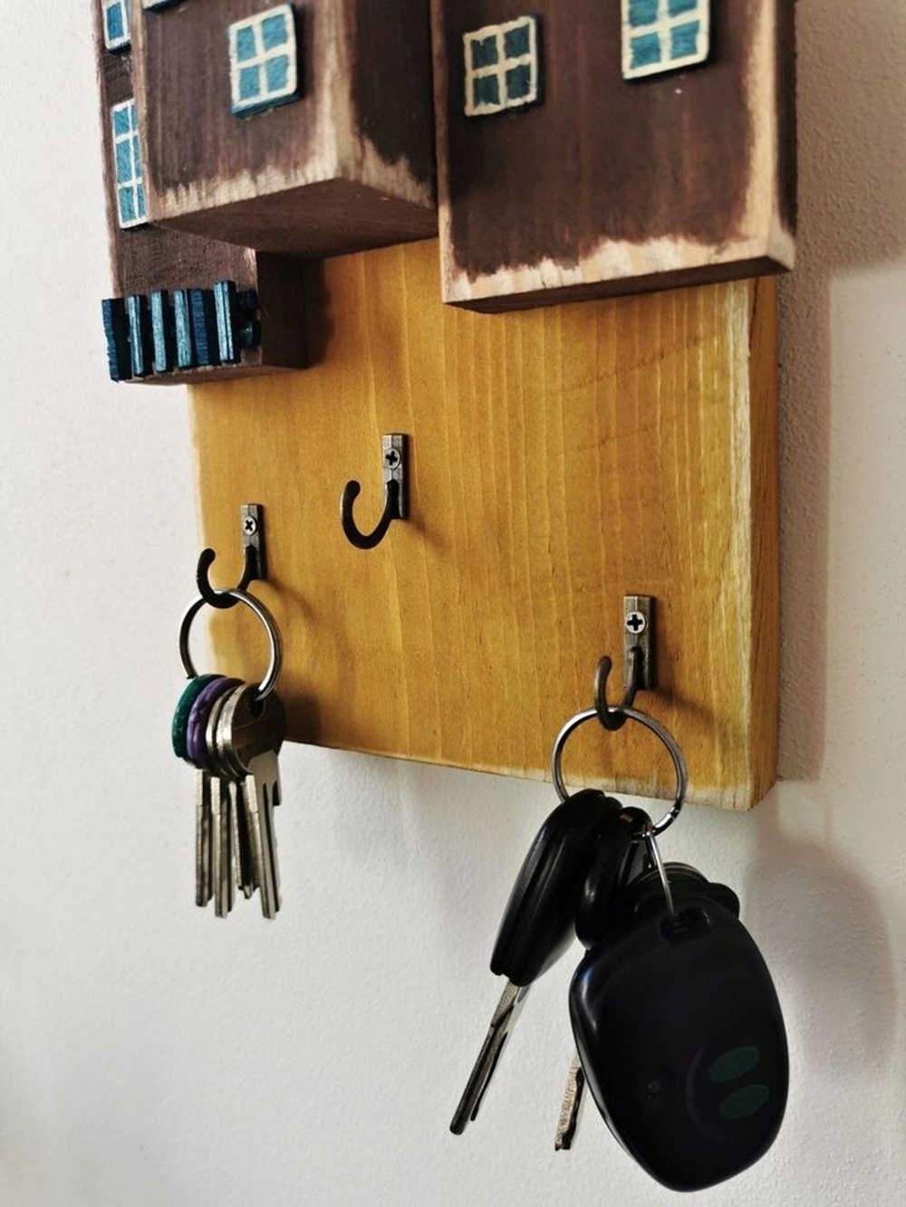 Věšák na klíče ve tvaru domečku
