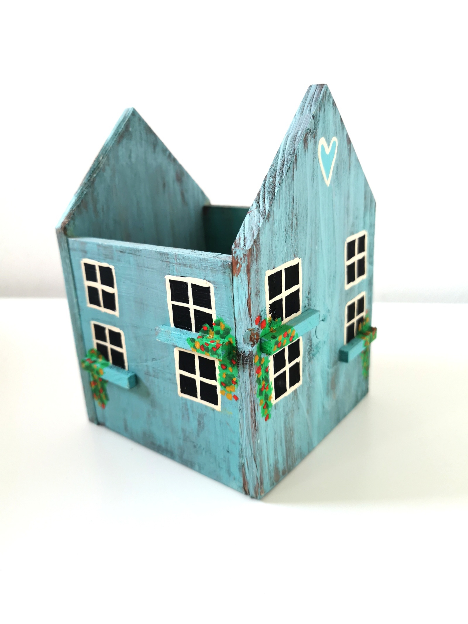 Dřevěný obal na květináč ve tvaru domku