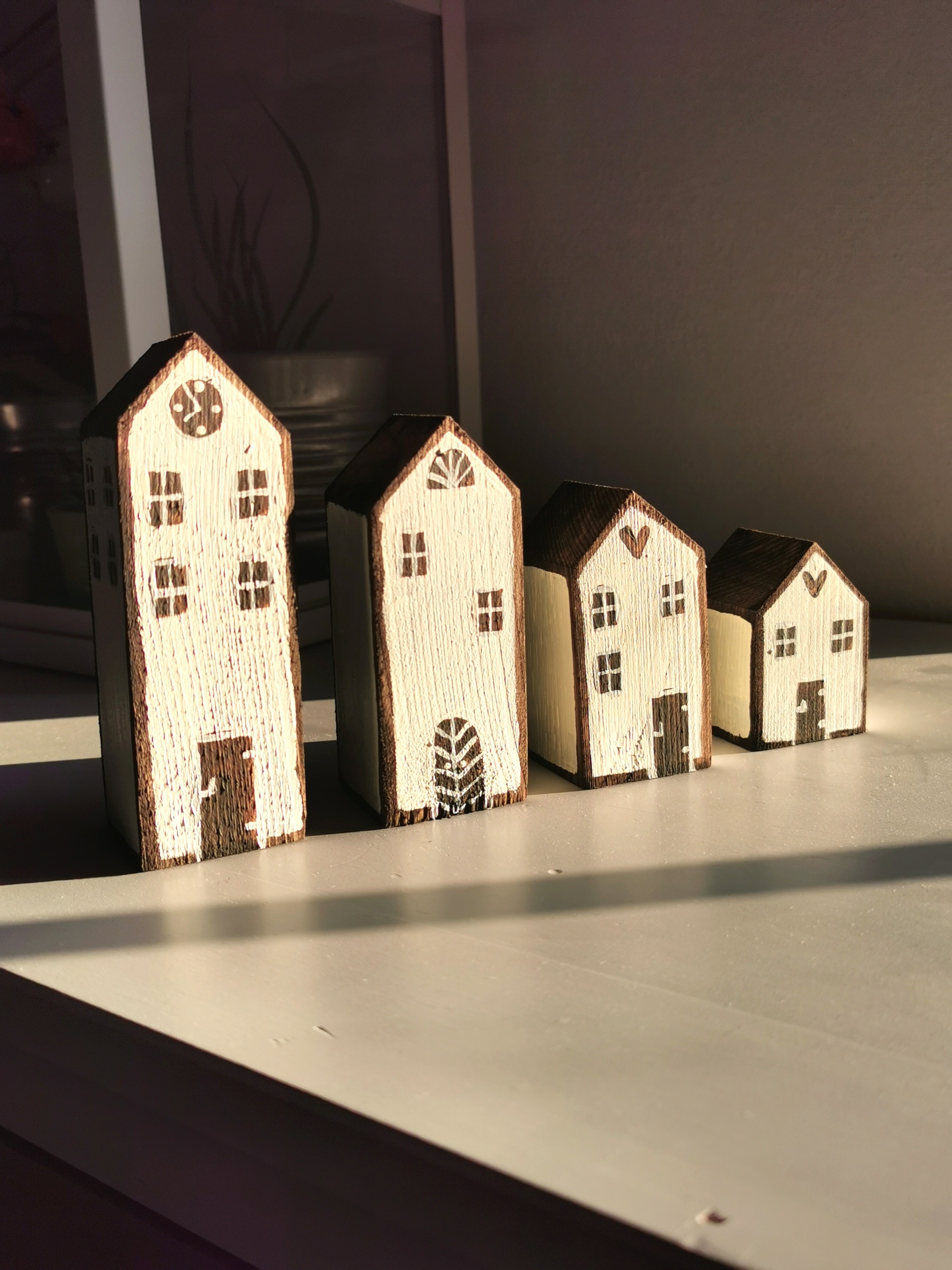 Dřevěné dekorace ve tvaru domečků - menší (4kusy)