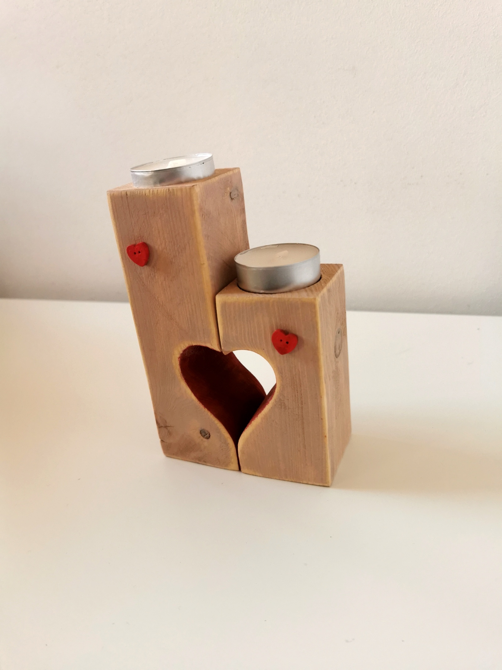 Dřevěný svícen se symbolem srdce pro 2 čajové svíčky