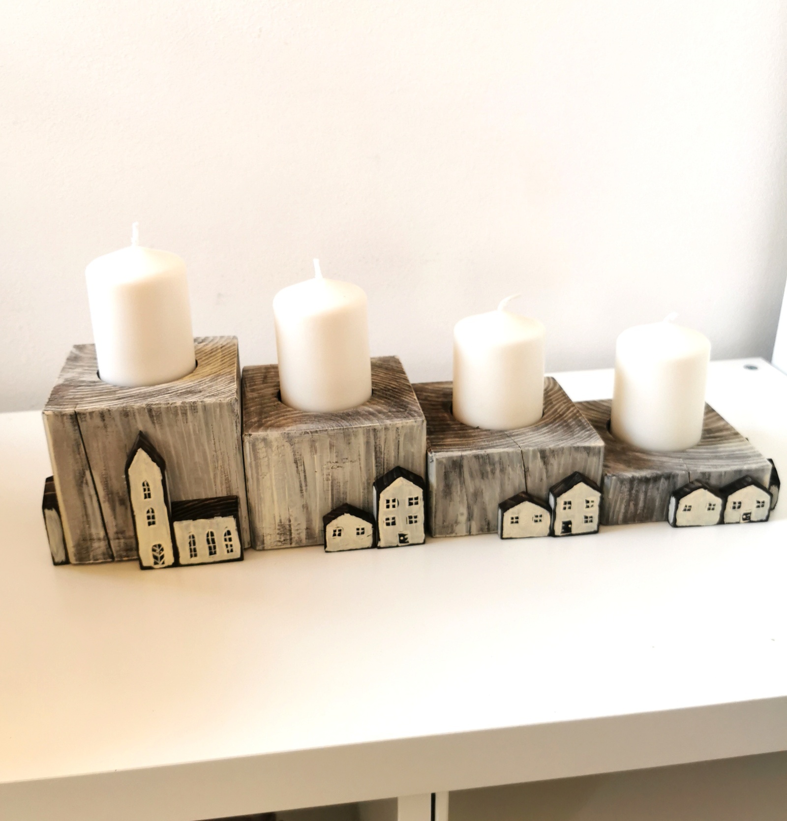 Dřevěný rustikální čtyřdílný svícen s dekoracemi s domečků - MAXI (včetně svíček)