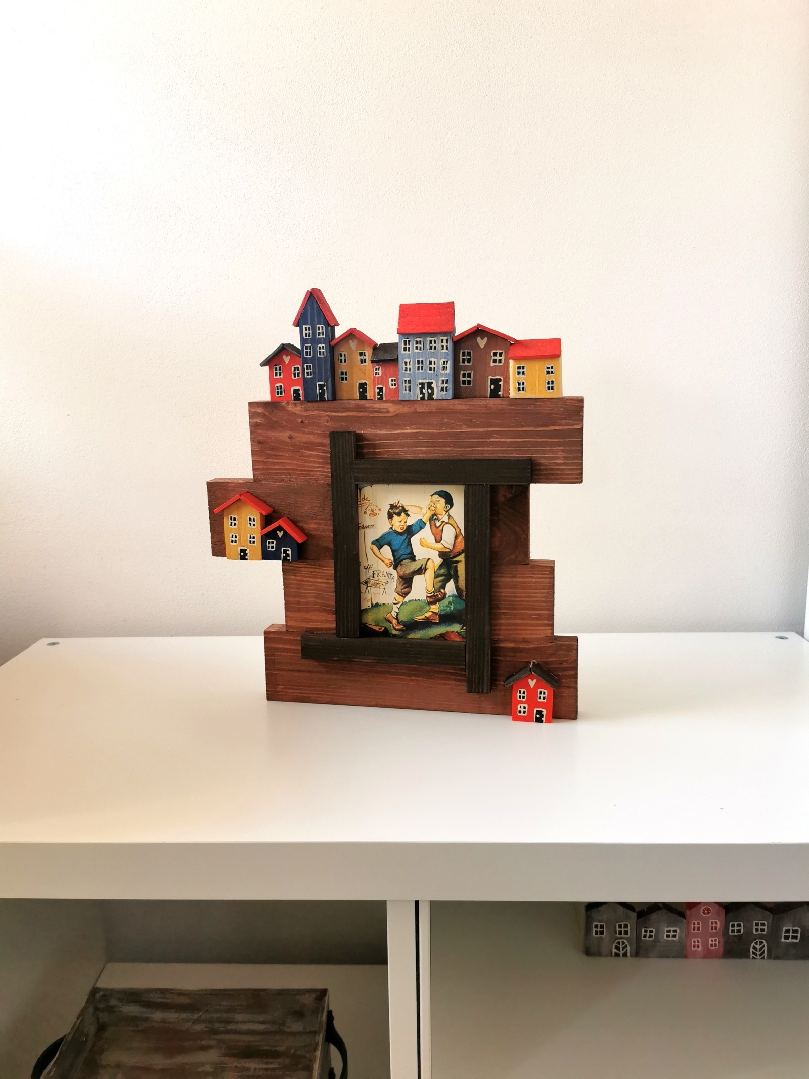 Dřevěný rámeček na fotografii s domečky