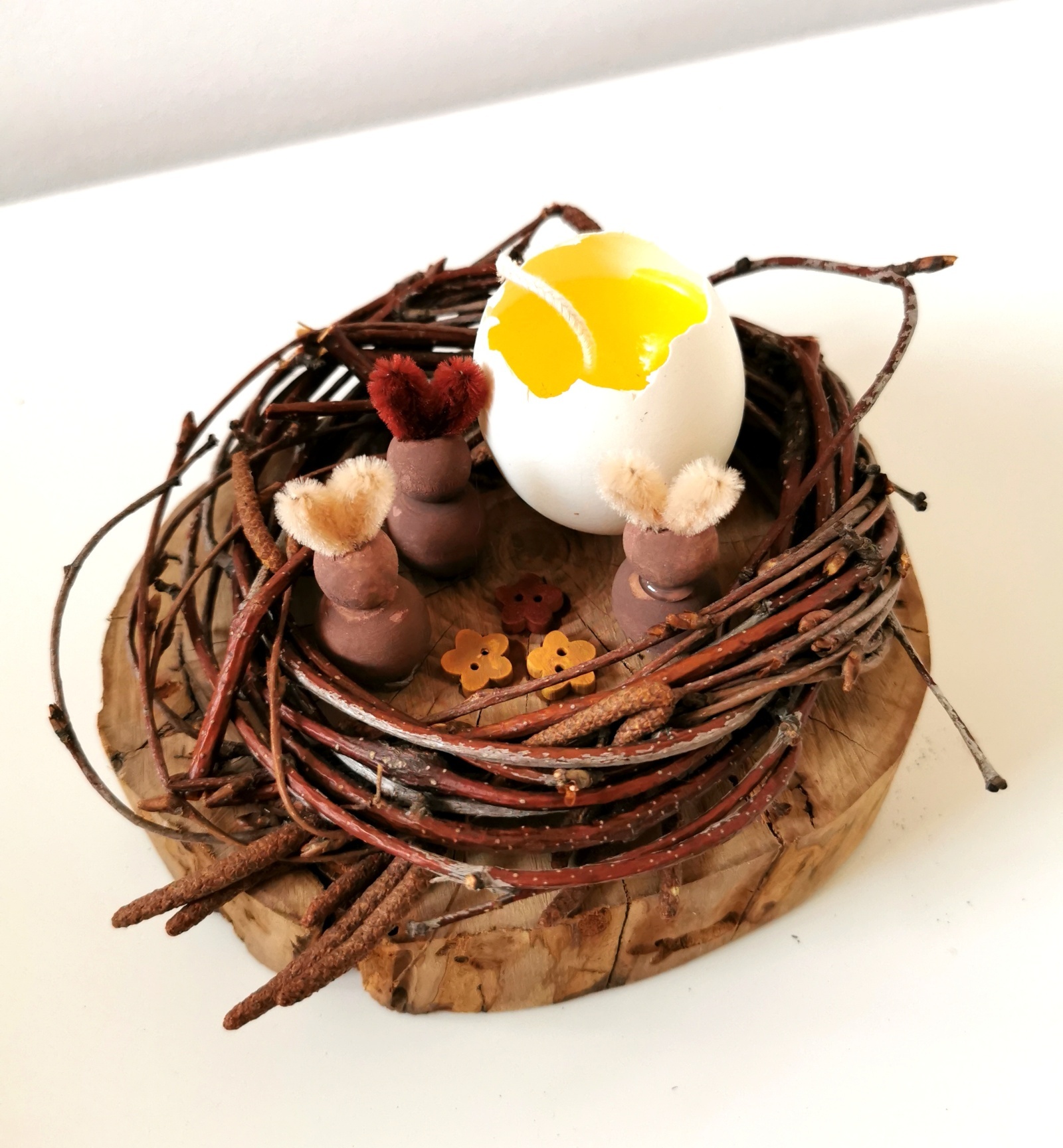 Velikonoční dekorace na slivoňovém dřevě
