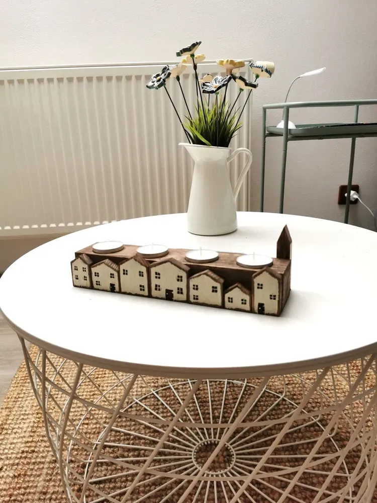 Dřevěný rustikální svícen s domečky na čtyři čajové svíčky