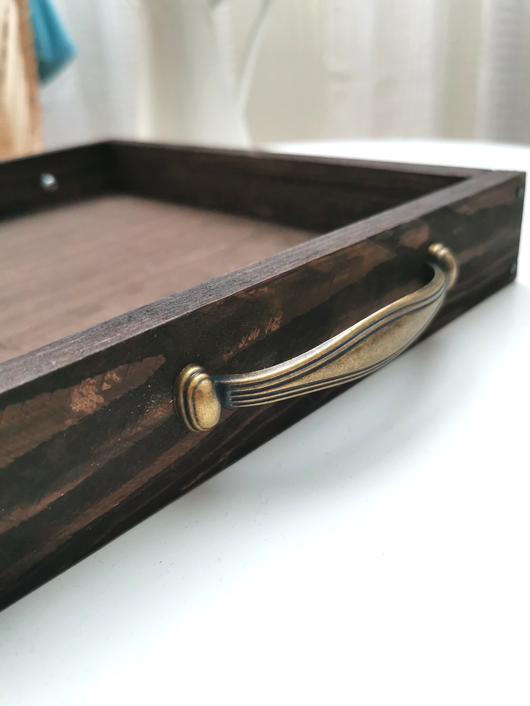 Velký dřevěný tácek s vintage kovovými madly