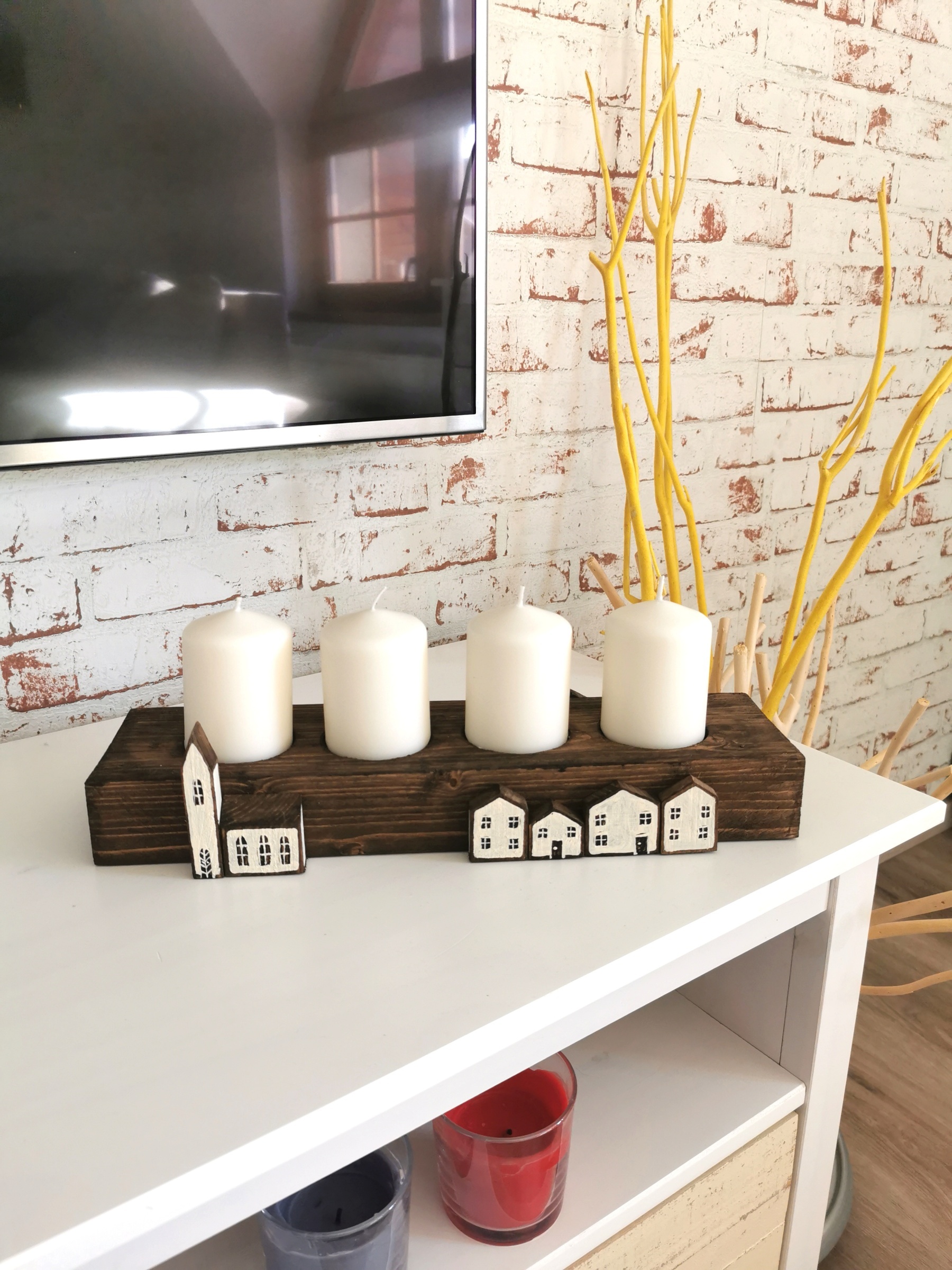 Velký dřevěný svícen s romantickými domečky