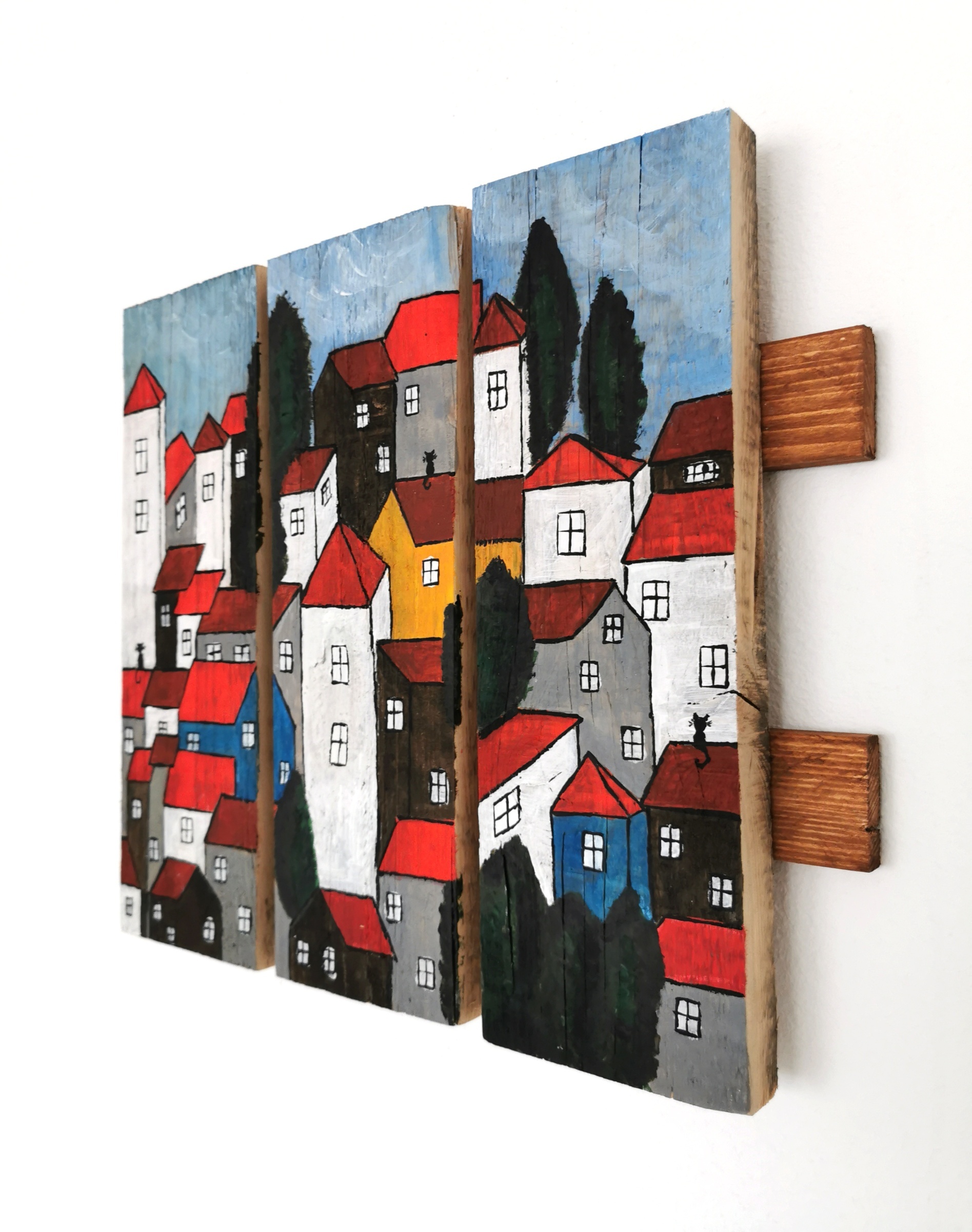 Třídílný dřevěný obraz s barevnými domečky