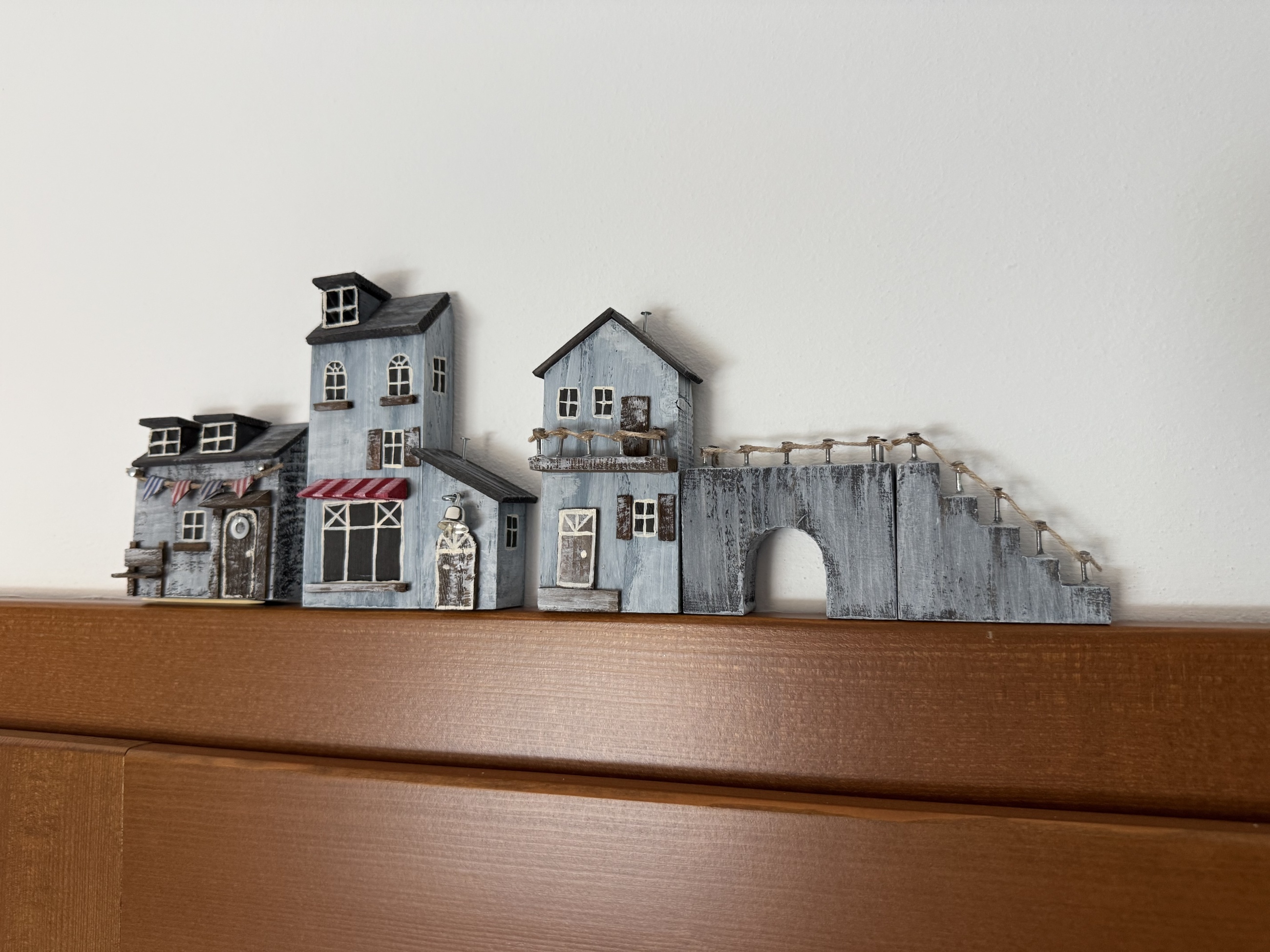 Dekorace na dveřní zárubeň – pokračování kouzelné uličky