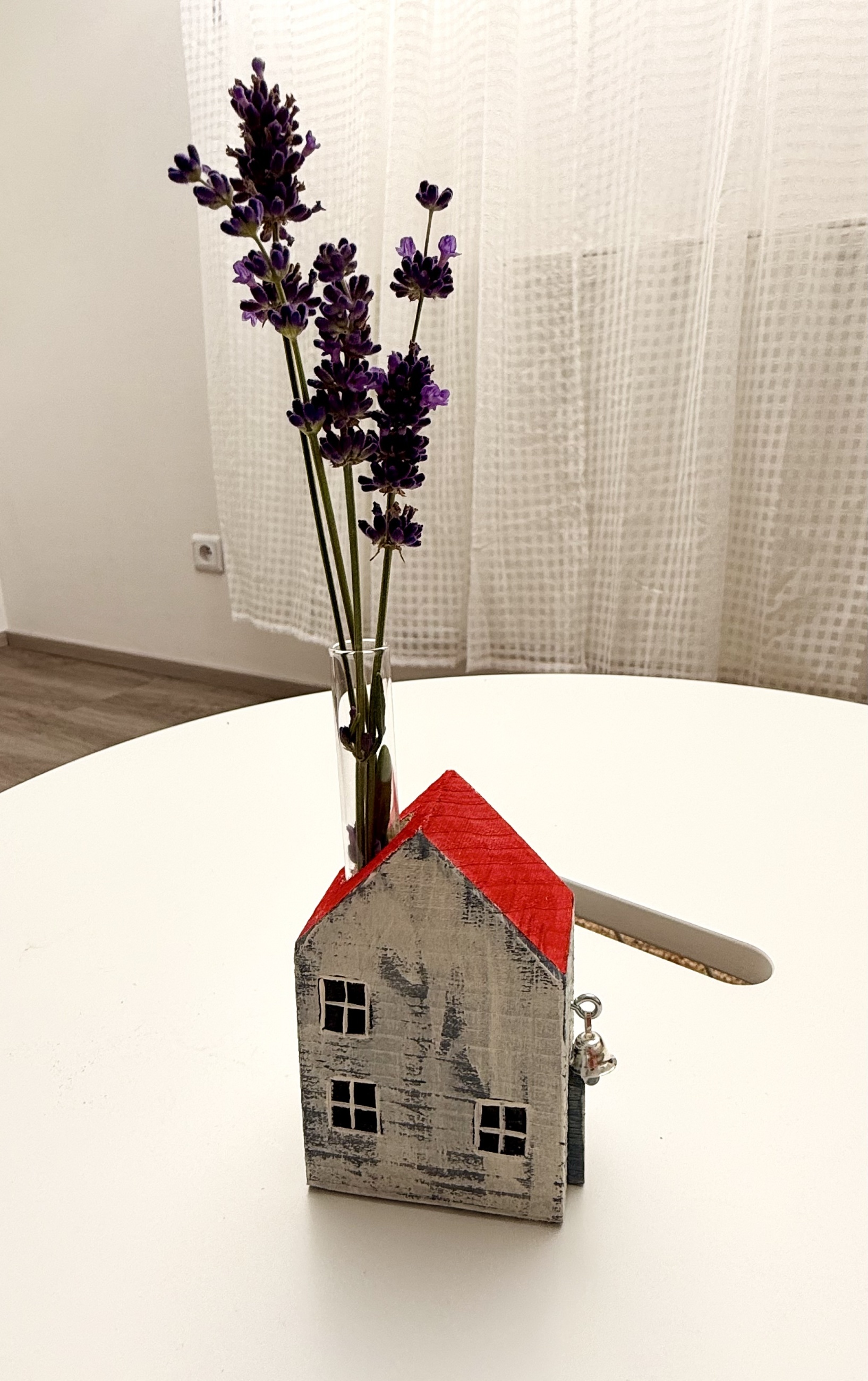 Dřevěný domeček s vázičkou na květiny - velikost XL