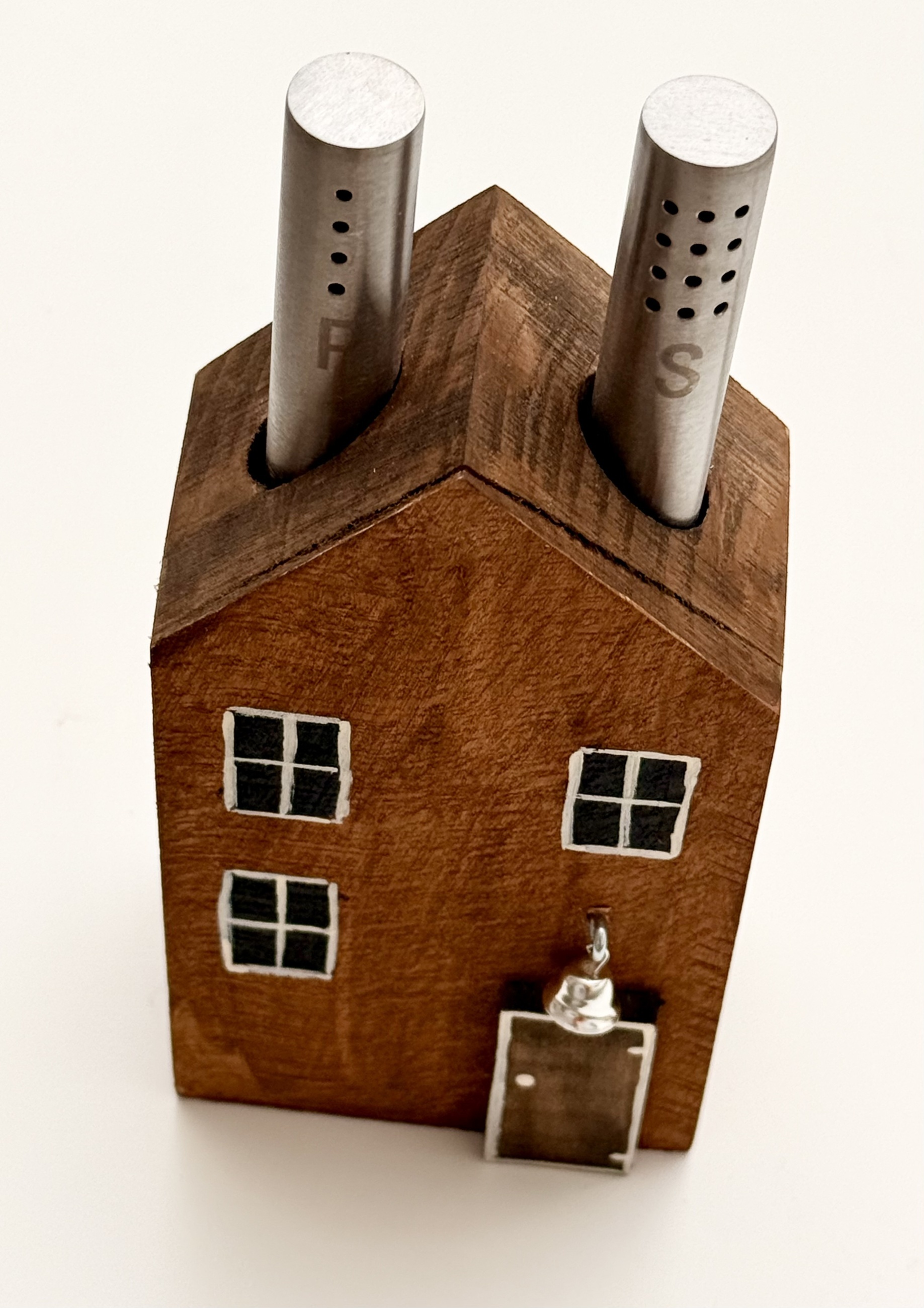 Hnědý domeček se solničkou a pepřenkou