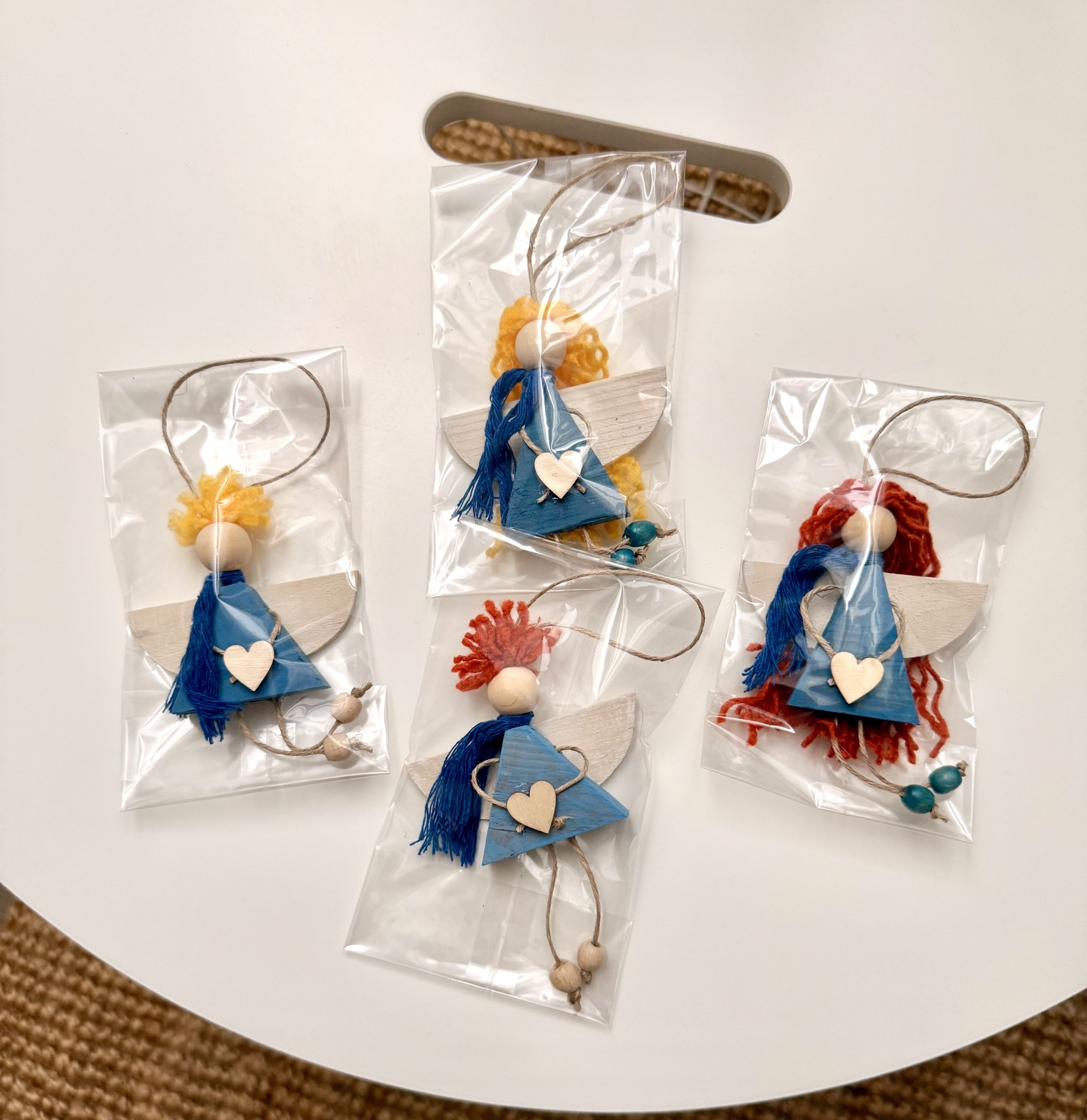 Dřevěný andílek na zavěšení