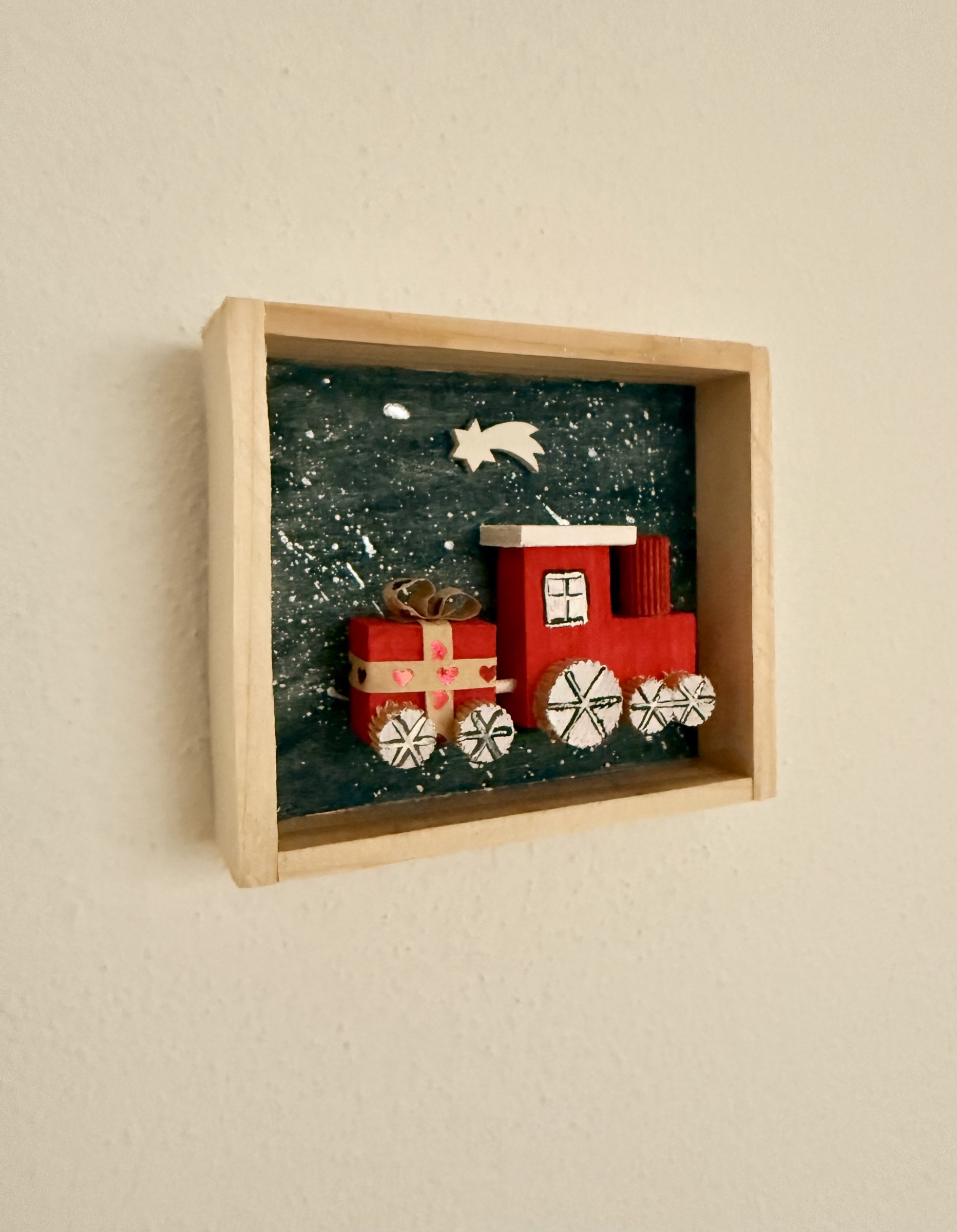 Dřevěný obrázek – vánoční vláček s dárkem