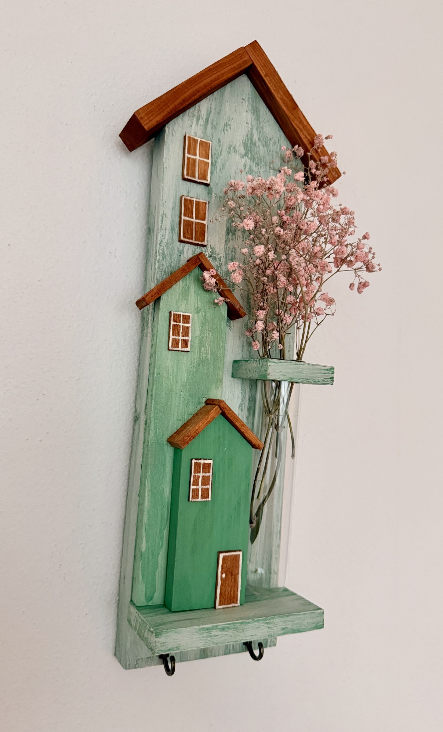 Závěsný domeček se skleněnou vázičkou a háčky