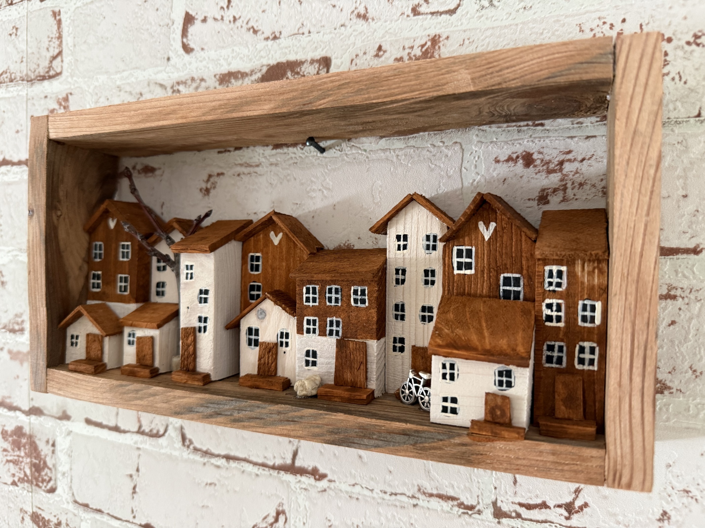 Alpské městečko – dřevěný obraz s domečky a kolem