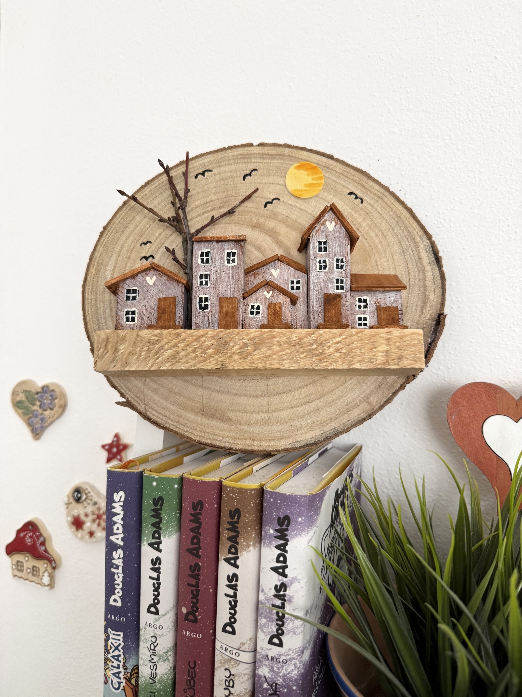 Alpské městečko – dřevěný obraz na kulatině se sluncem