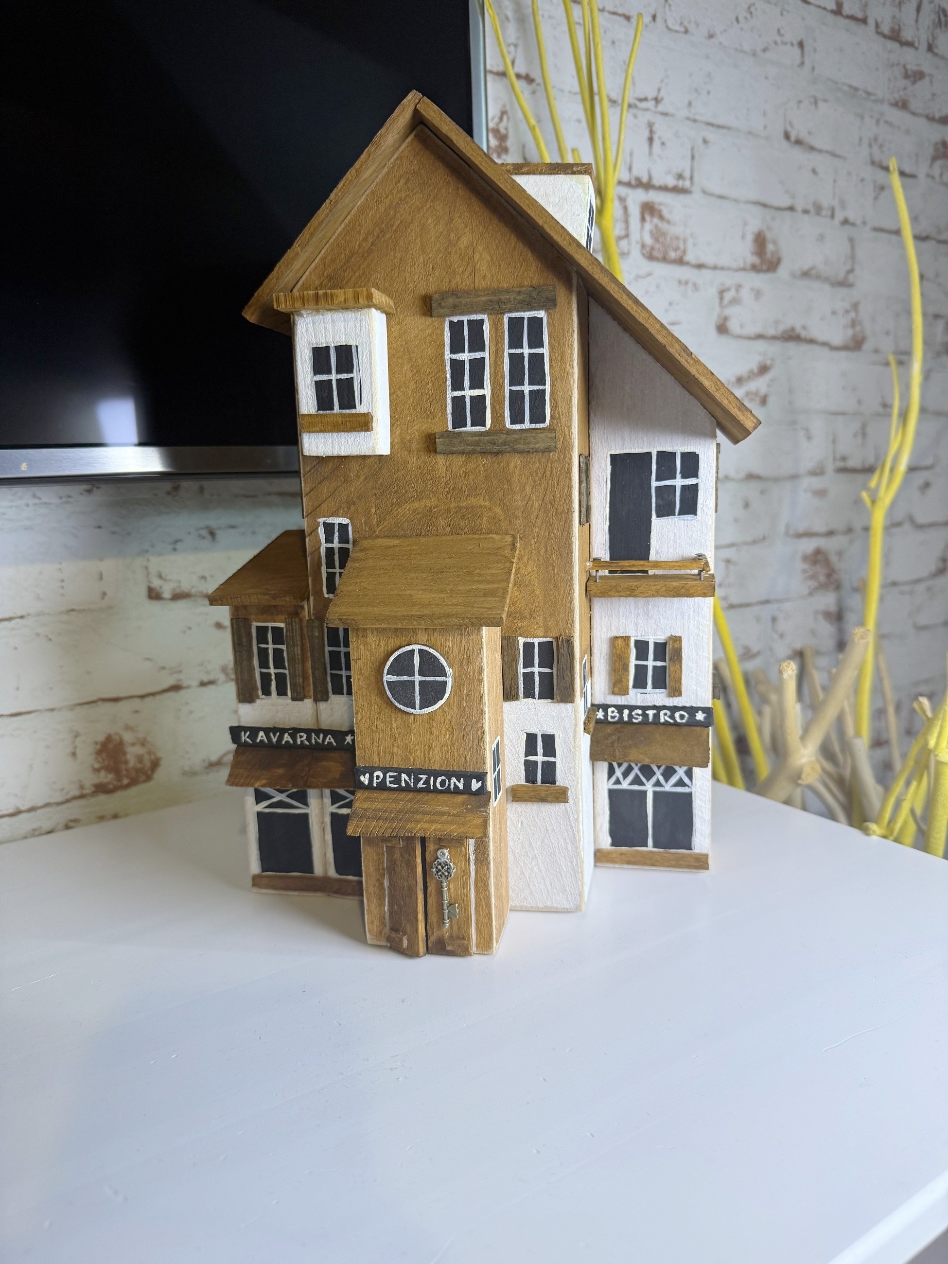 Alpské městečko – Dřevěný domeček s kavárnou – bílo-hnědý