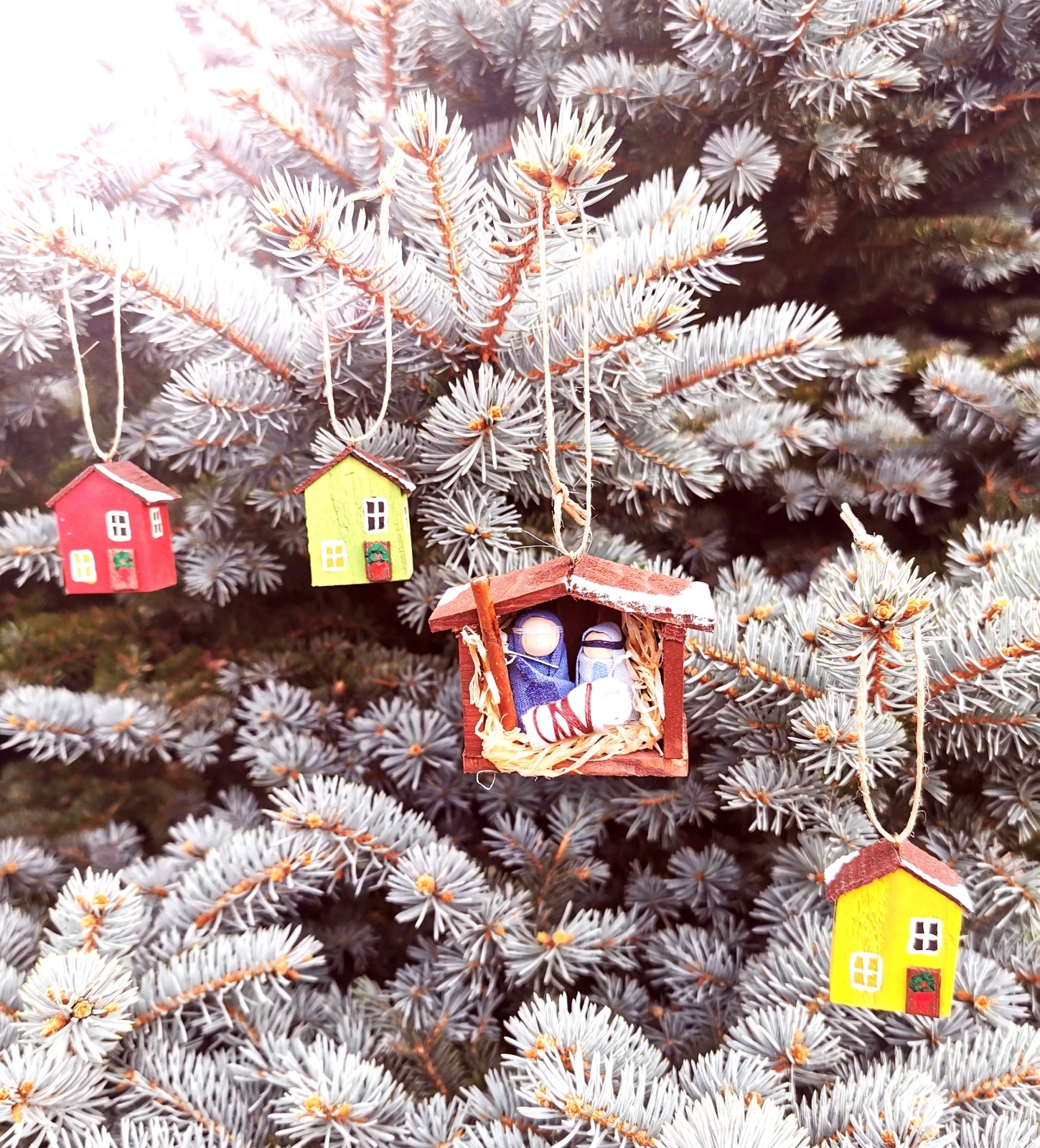 Dřevěné vánoční ozdoby s kostelíčkem