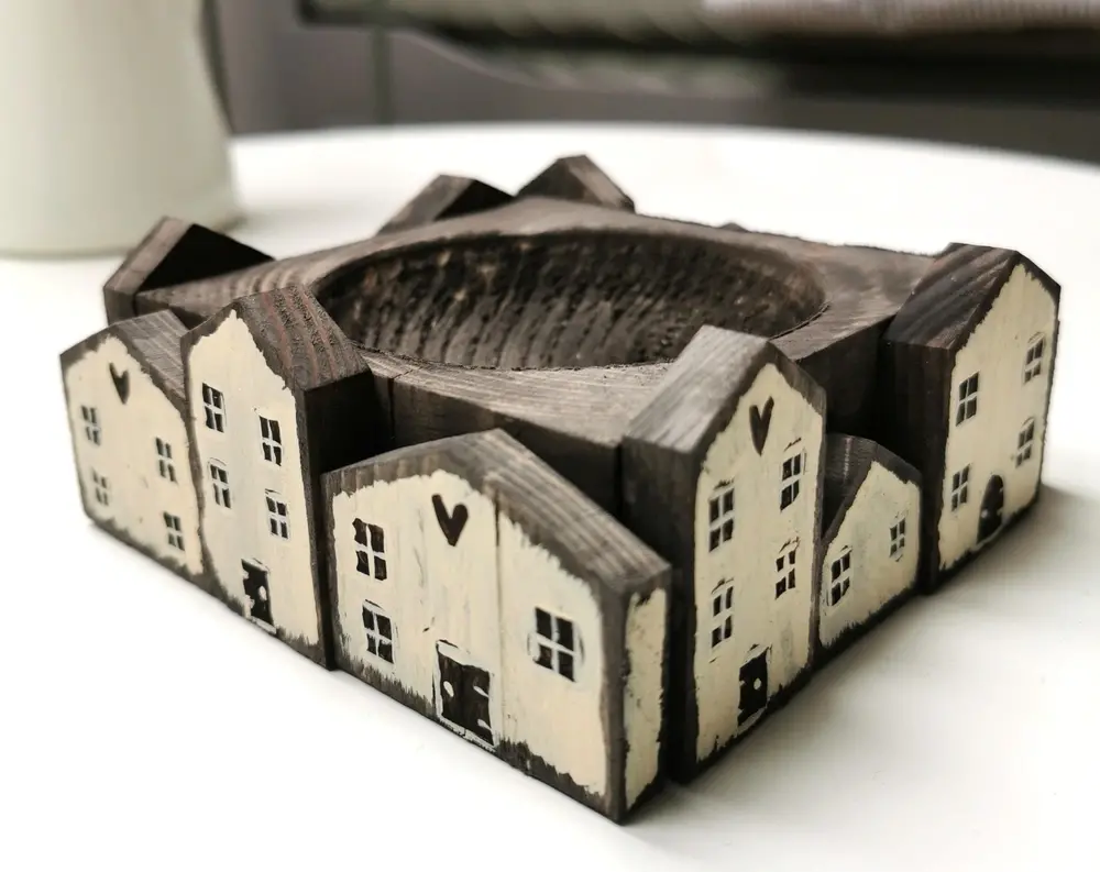 Dřevěná miska s domečky barevná