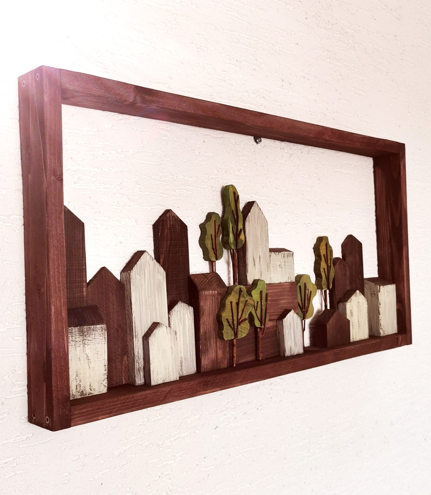 Dřevěný obraz se symbolickými domečky