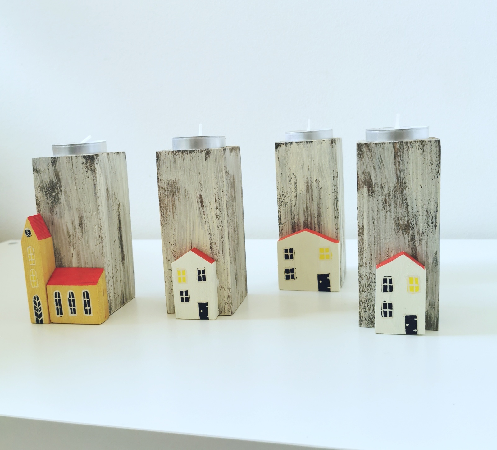 Dřevěný čtyřdílný svícen s dekoracemi s domečků (8-20cm)