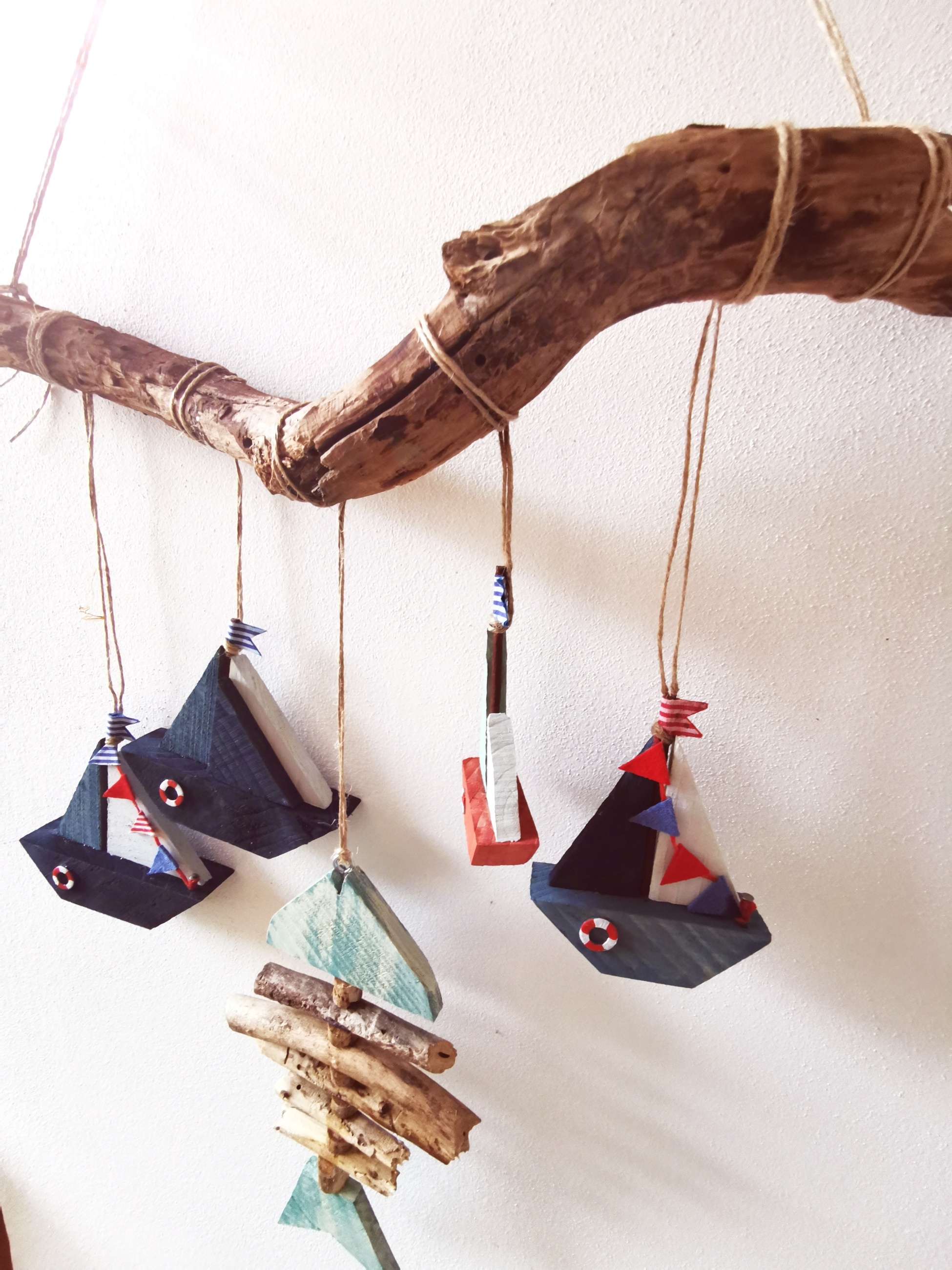 Dekorace z dubové větvičky s loďkami a rybou
