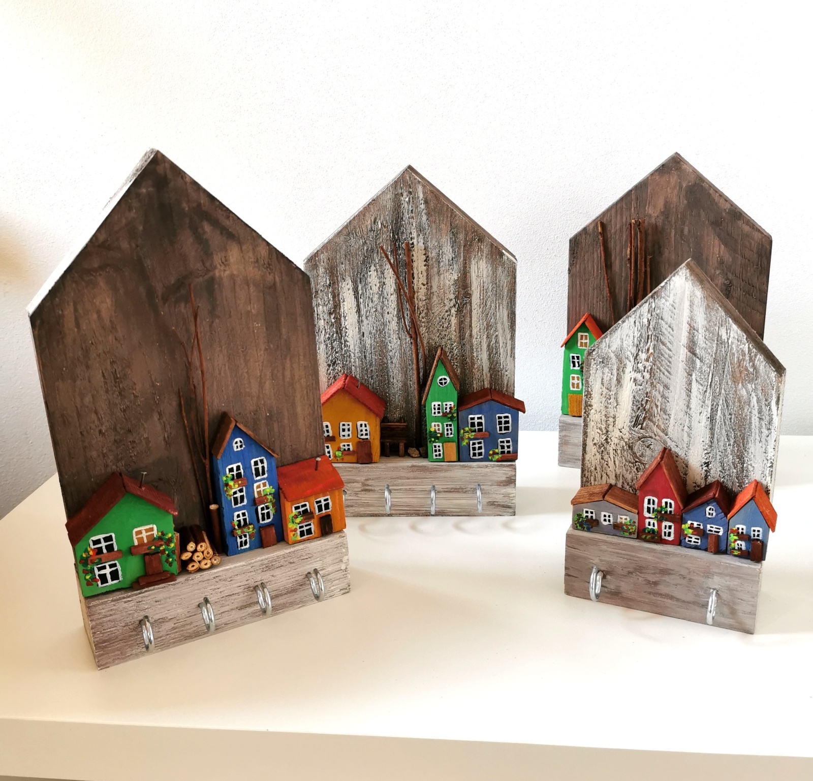 Dřevěný věšák na klíče