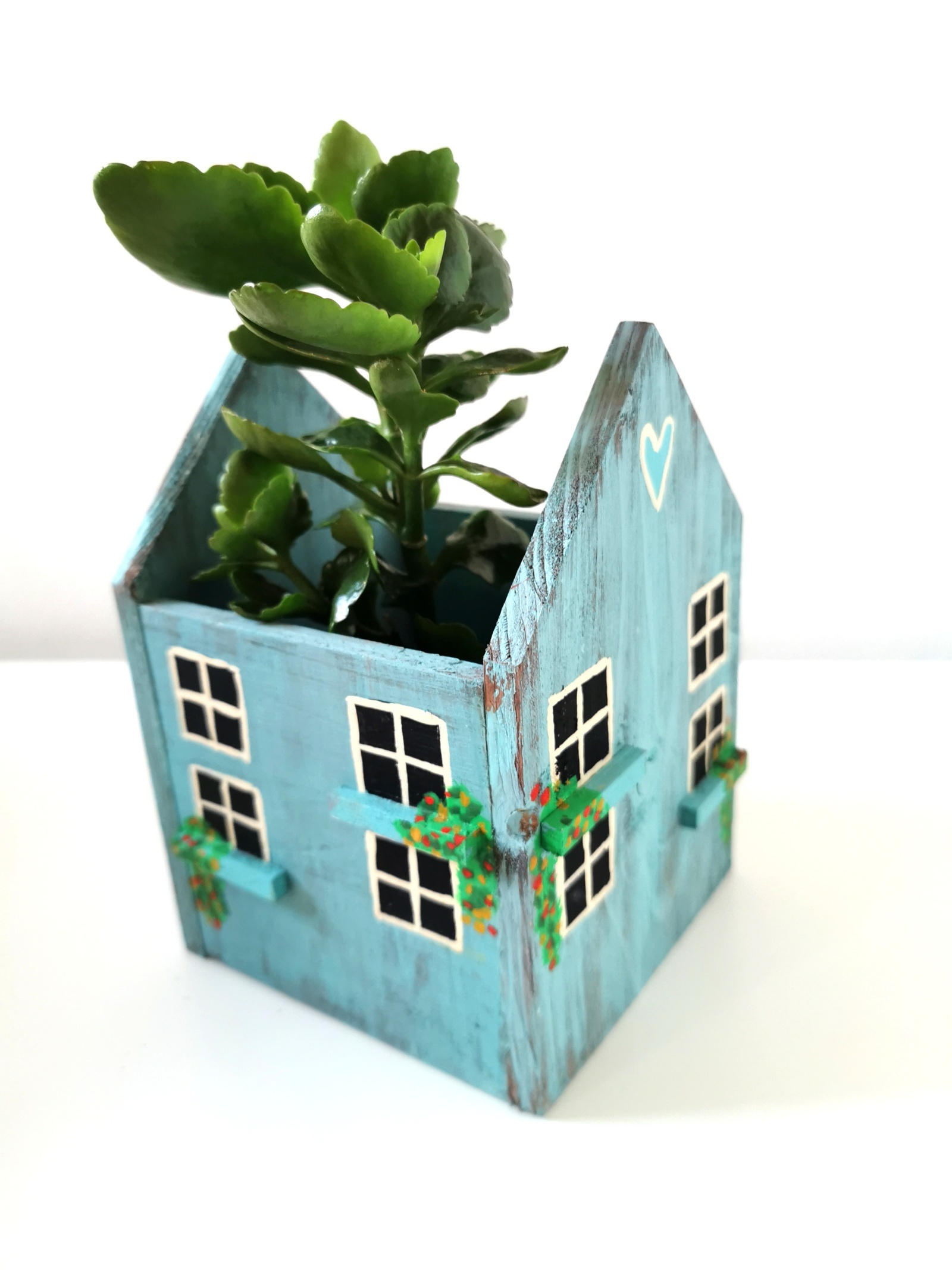 Dřevěný obal na květináč ve tvaru domku